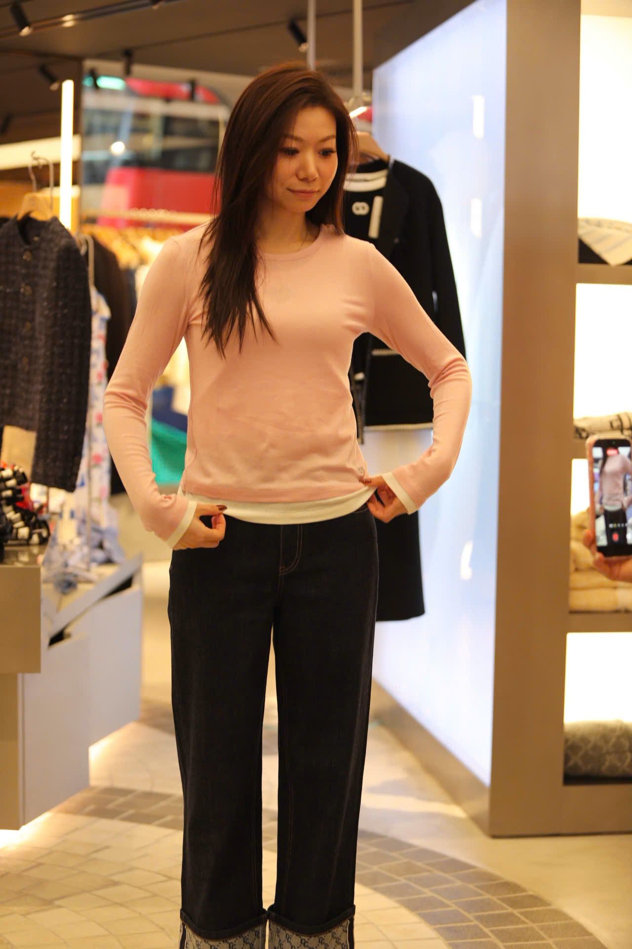  Áo thun hồng dài tay , viền gấu trắng 