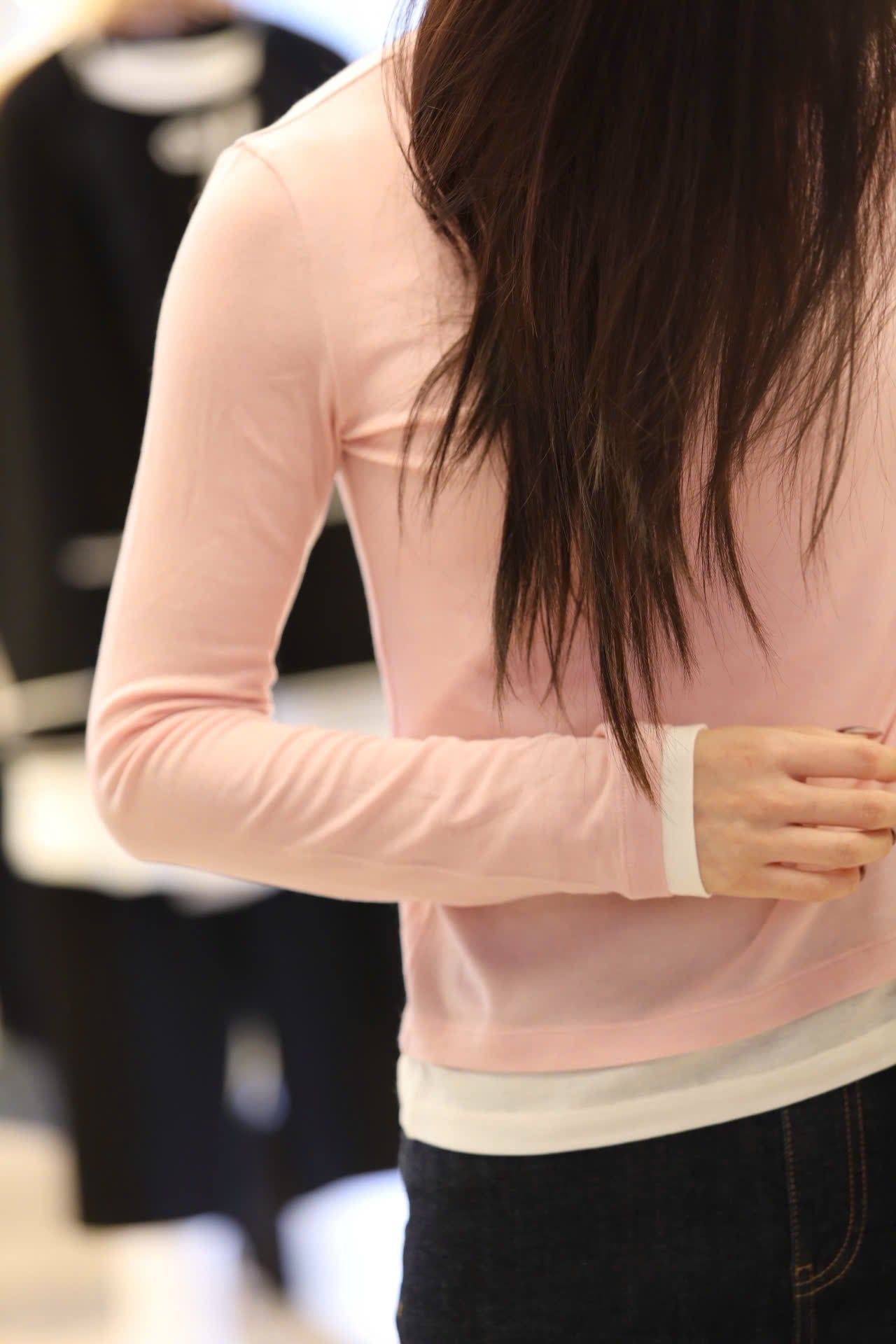  Áo thun hồng dài tay , viền gấu trắng 