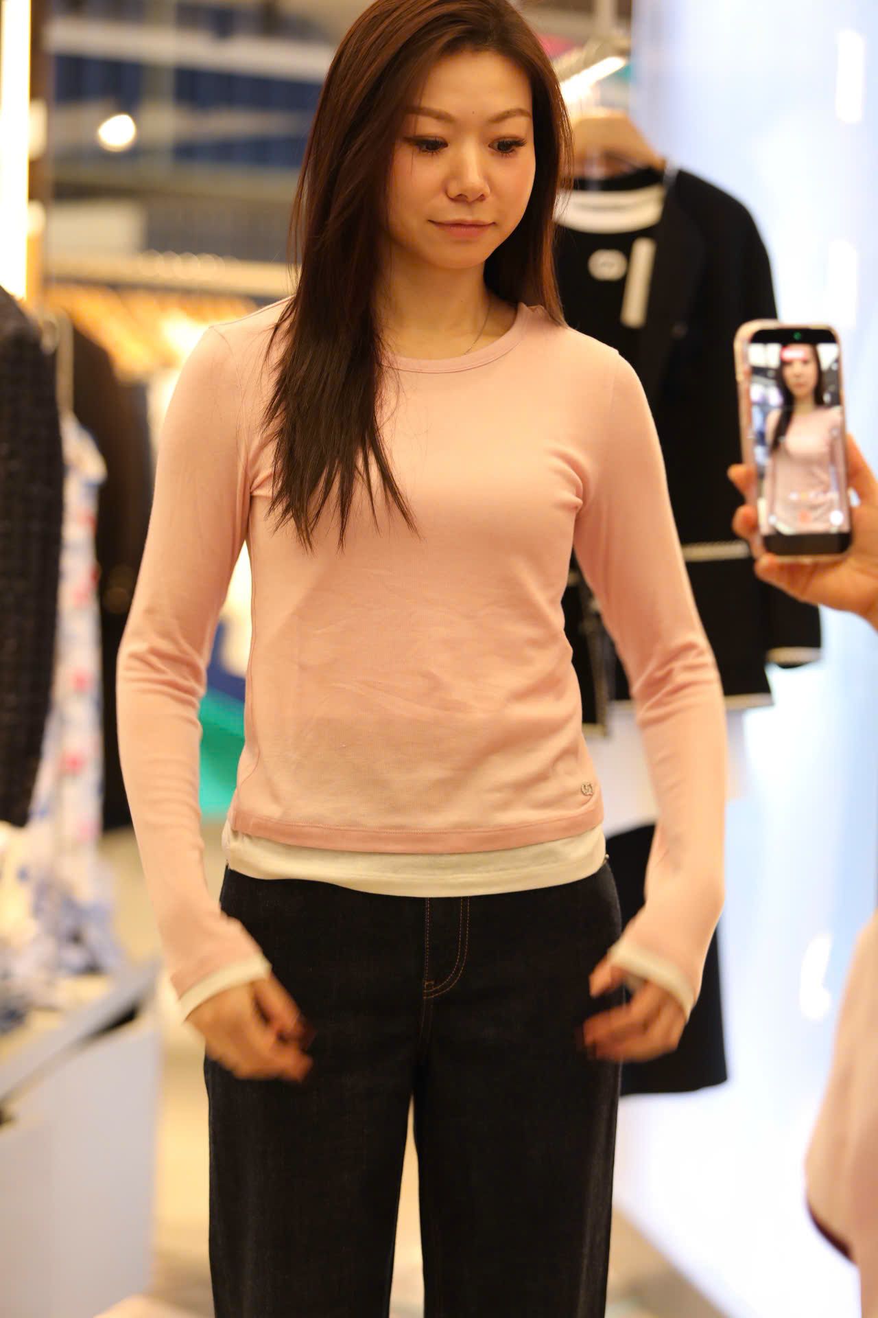  Áo thun hồng dài tay , viền gấu trắng 