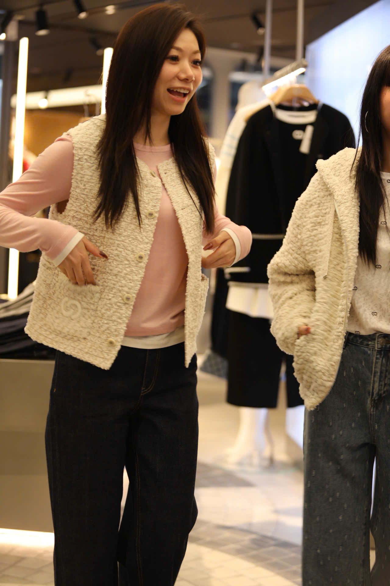  Áo Gile tweed Be kem-2 túi Logo 