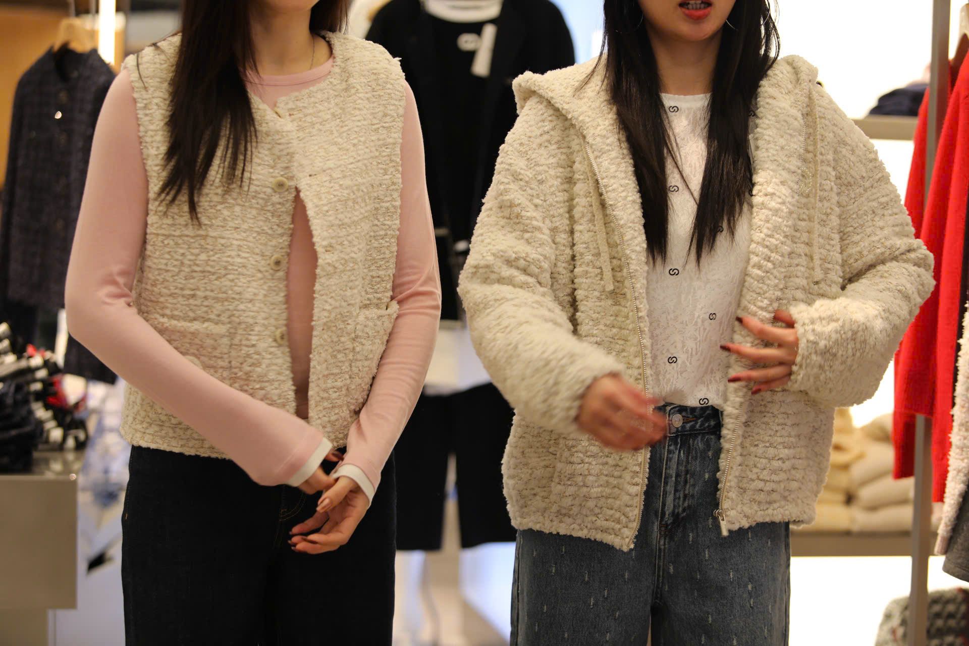  Áo thun hồng dài tay , viền gấu trắng 