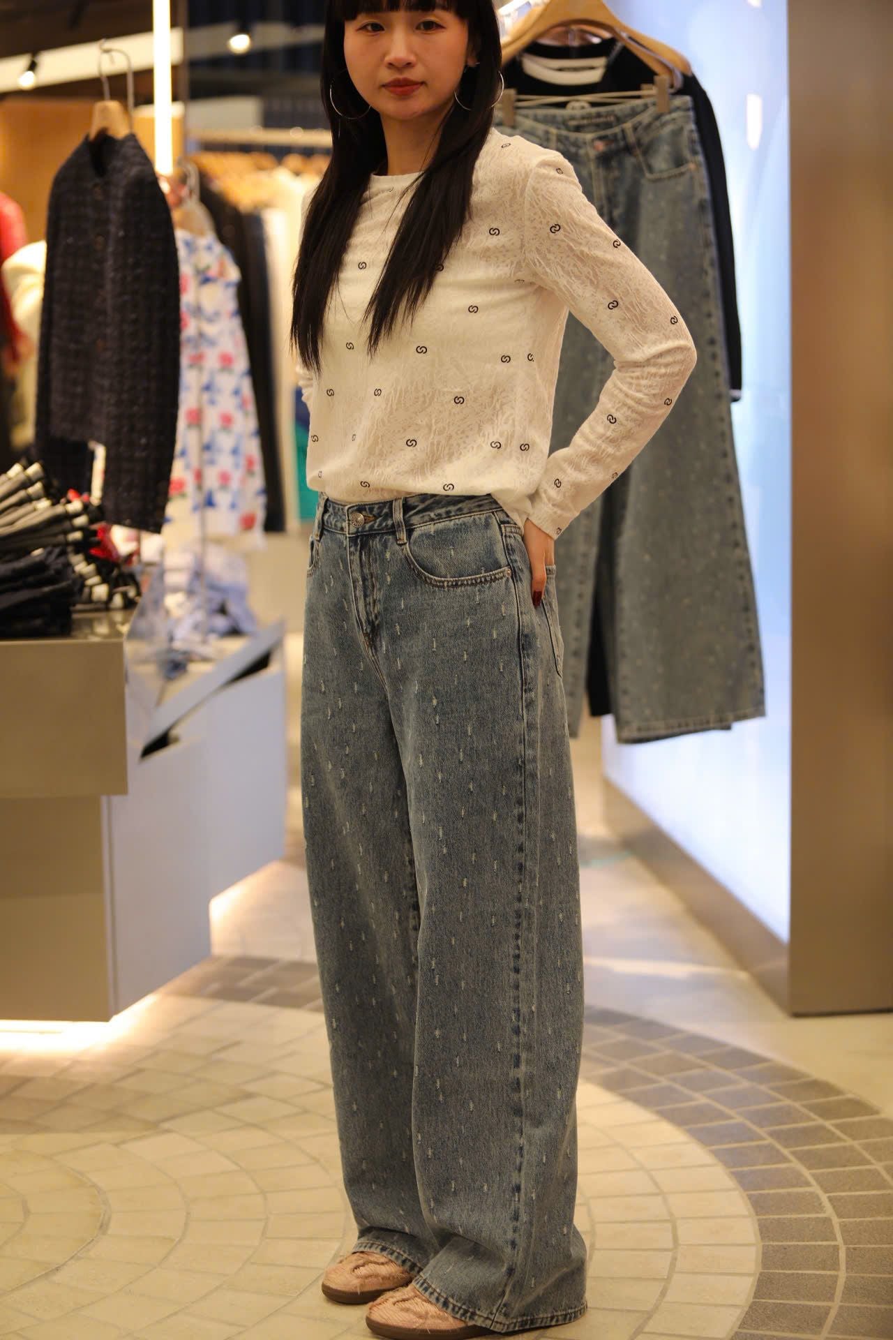  Jean xanh ống đứng - chấm logo 