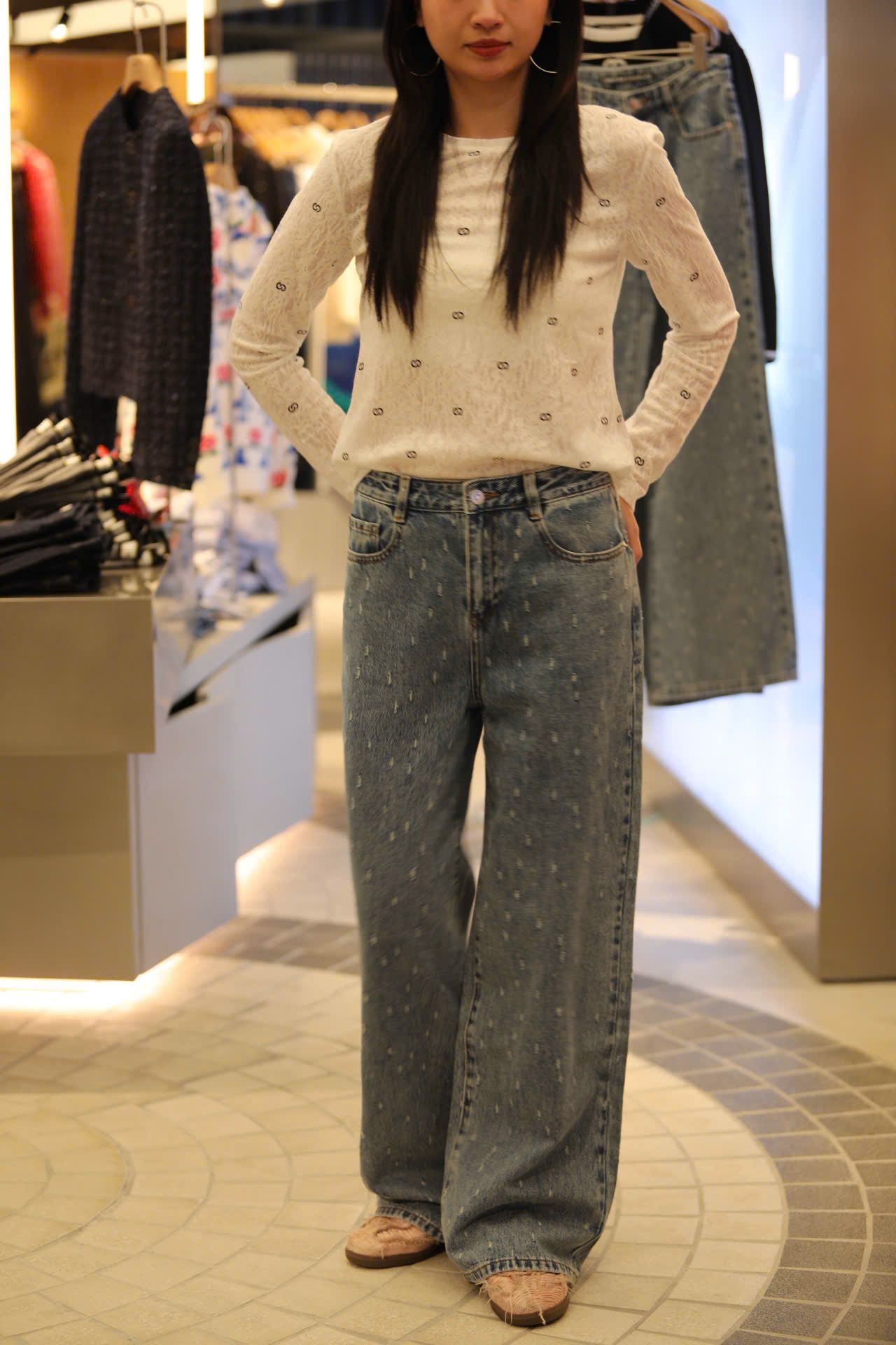  Jean xanh ống đứng - chấm logo 