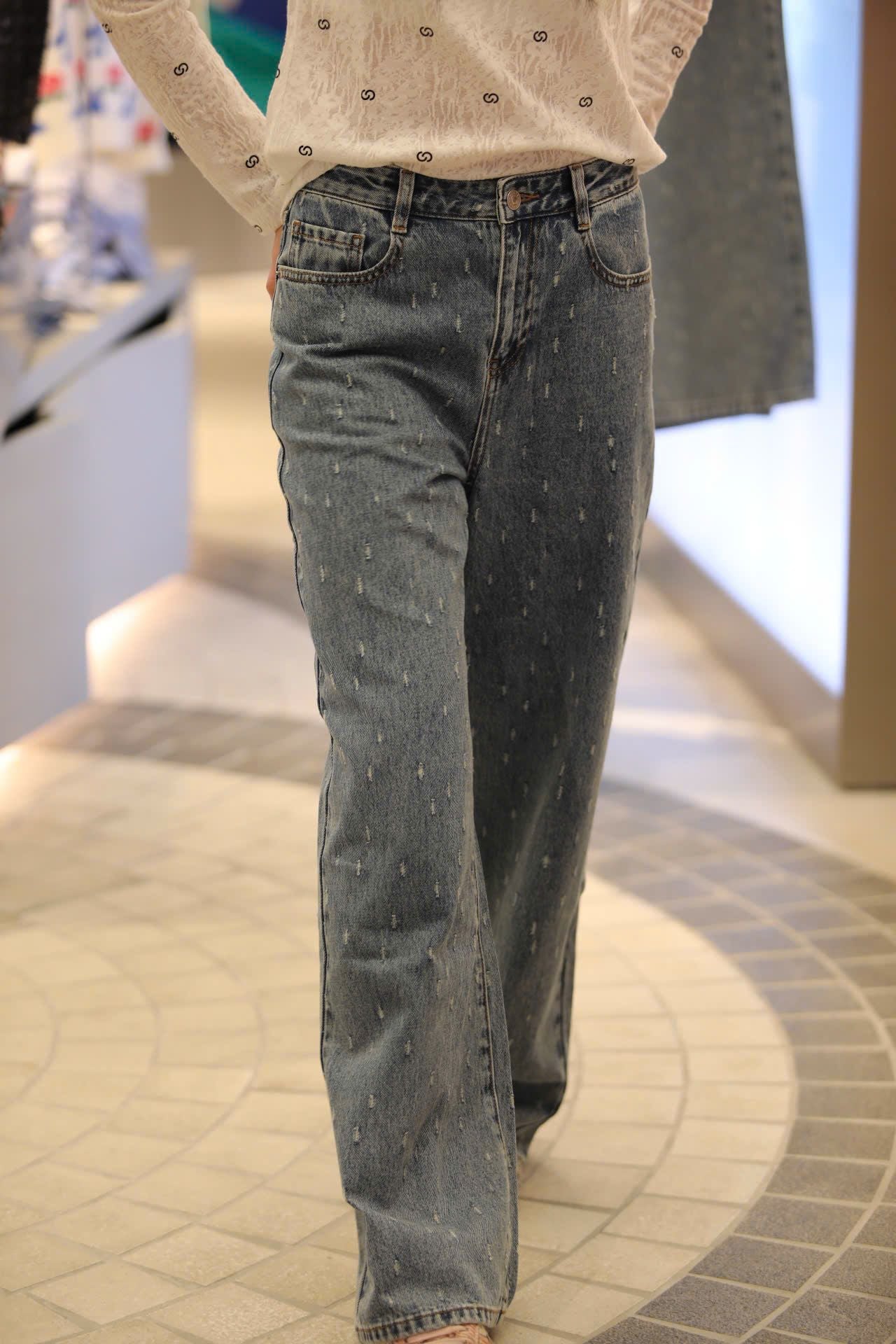  Jean xanh ống đứng - chấm logo 