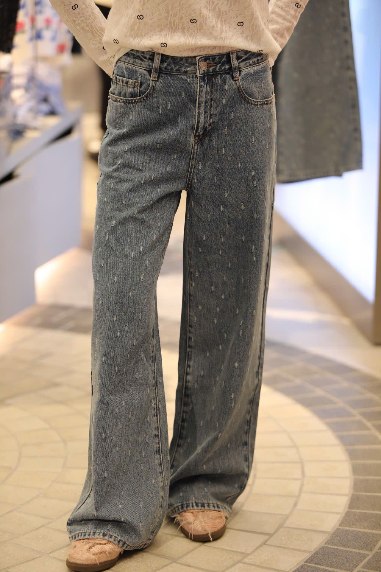  Jean xanh ống đứng - chấm logo 