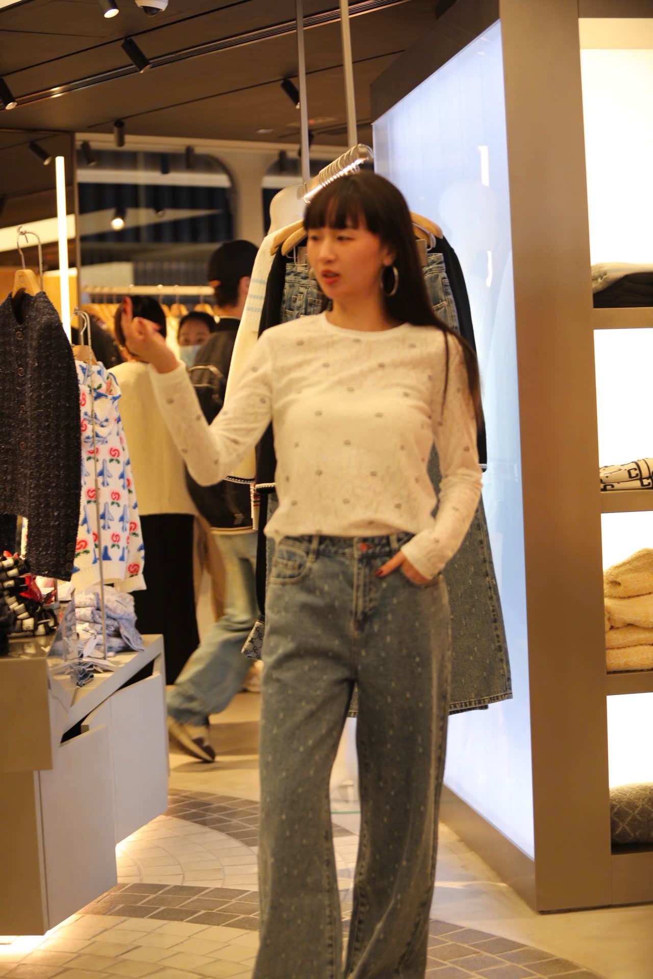  Jean xanh ống đứng - chấm logo 