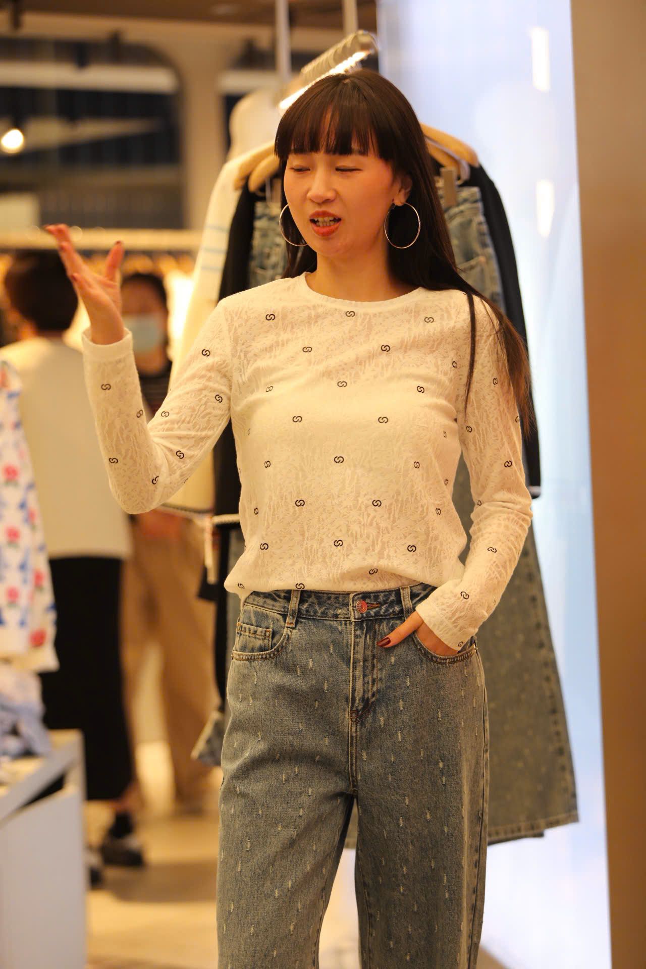  Jean xanh ống đứng - chấm logo 