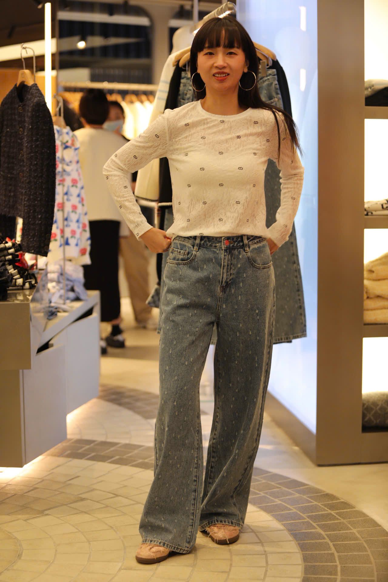  Jean xanh ống đứng - chấm logo 