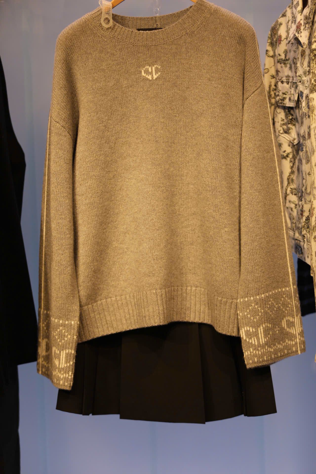  Áo len xám cánh dơi 