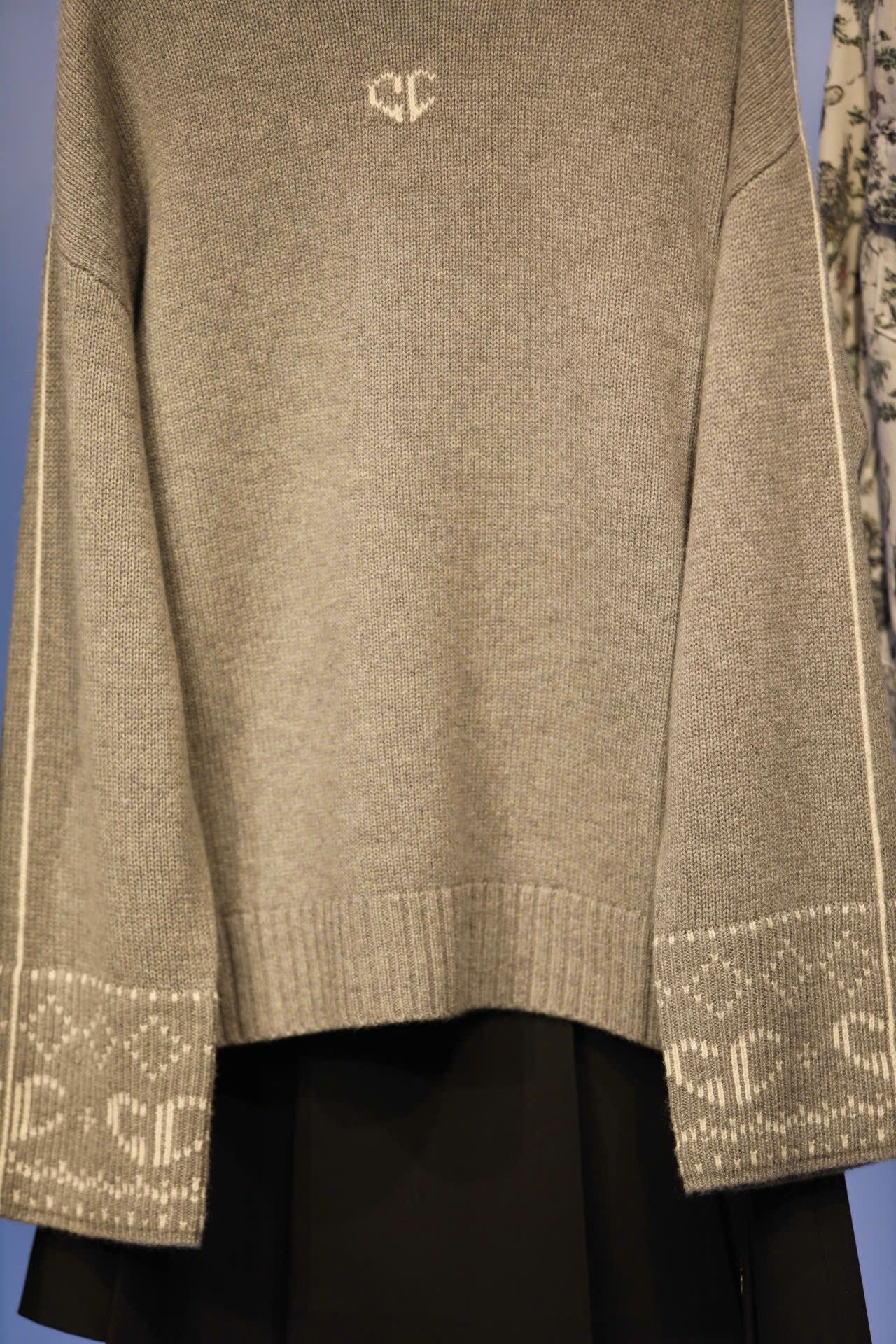  Áo len xám cánh dơi 