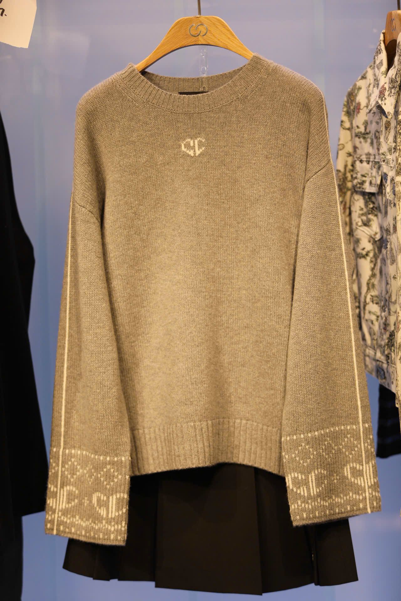  Áo len xám cánh dơi 