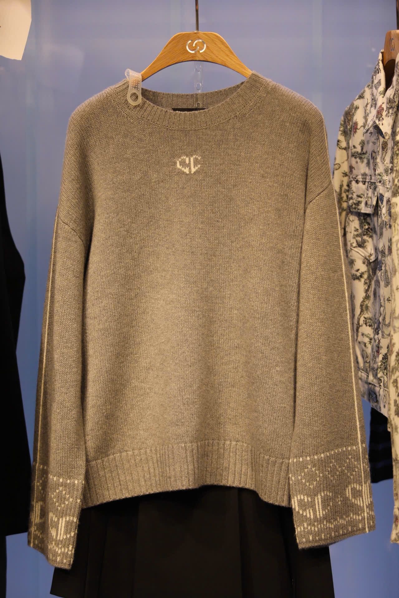  Áo len xám cánh dơi 