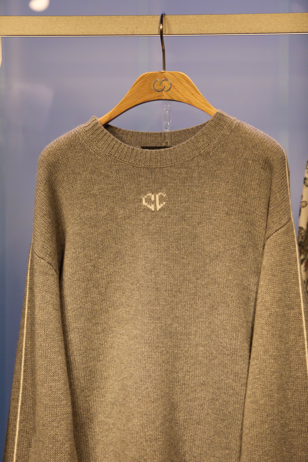  Áo len xám cánh dơi 