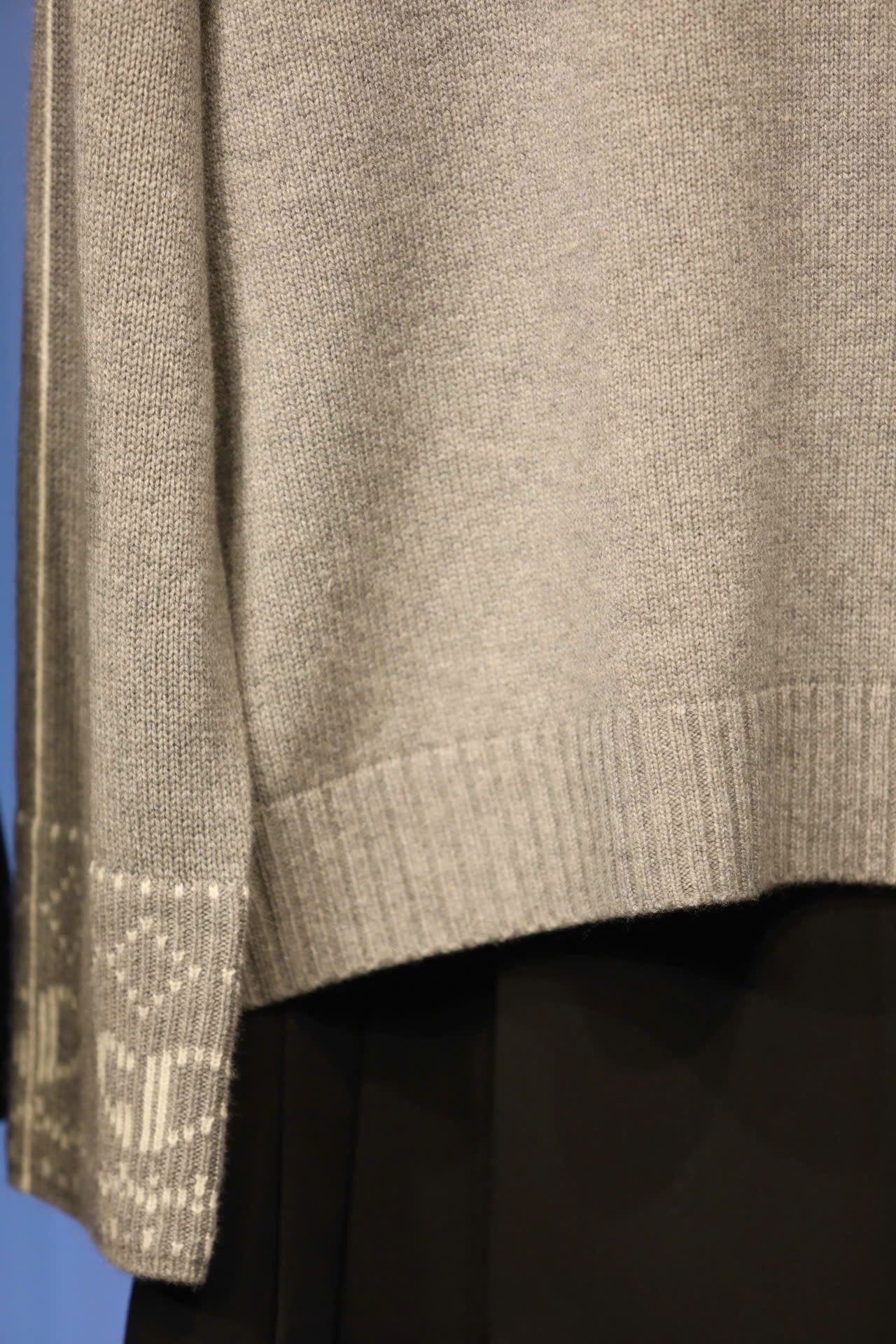  Áo len xám cánh dơi 