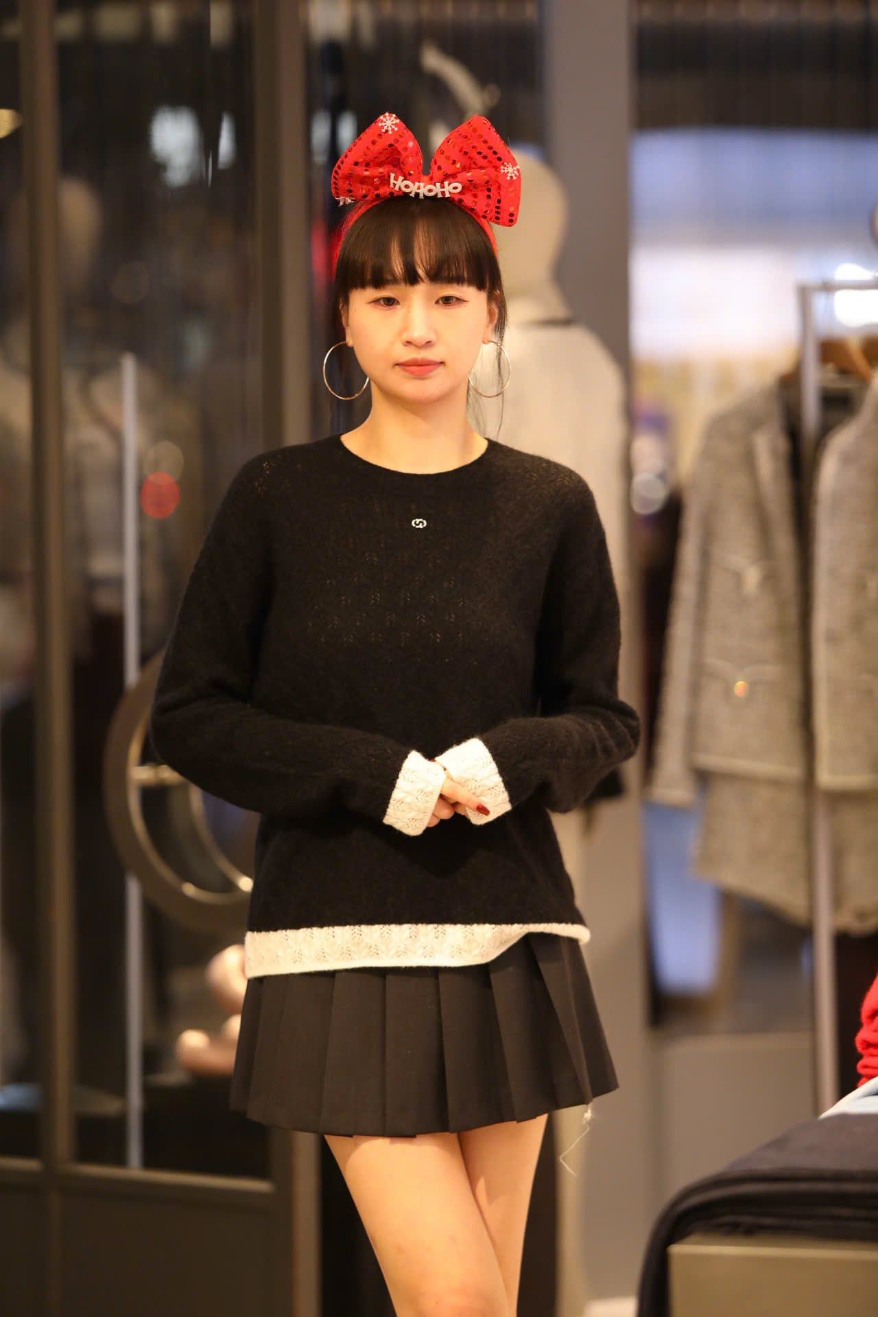  Áo đen dài tay mỏng ren viền gấu trắng 