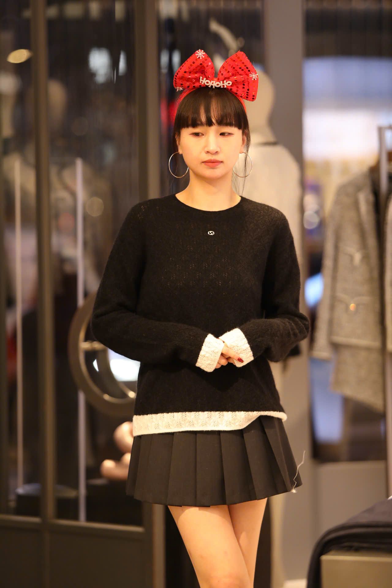  Áo đen dài tay mỏng ren viền gấu trắng 