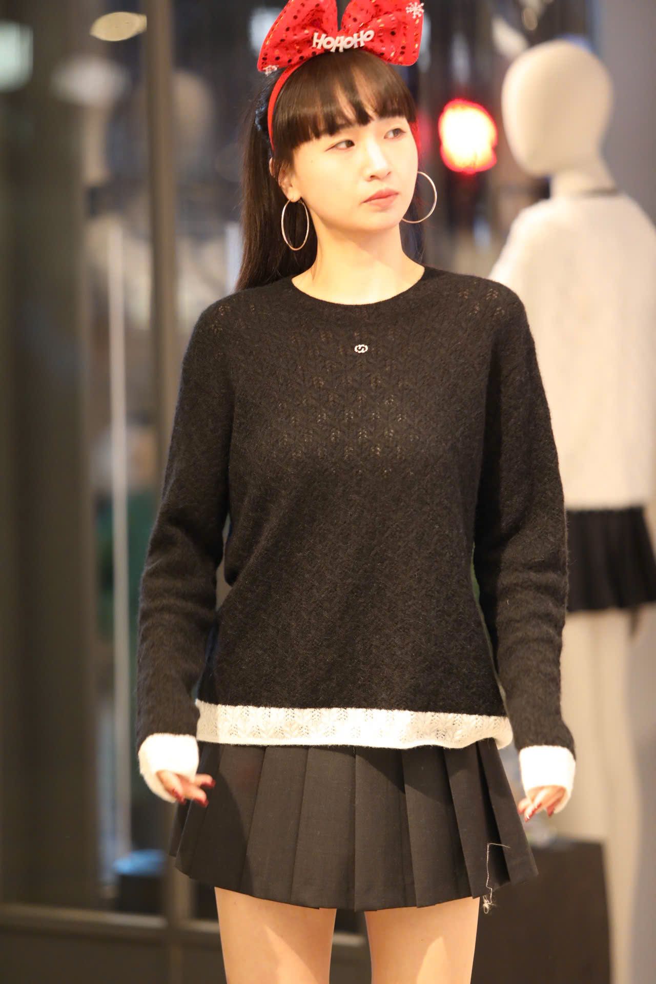  Áo đen dài tay mỏng ren viền gấu trắng 