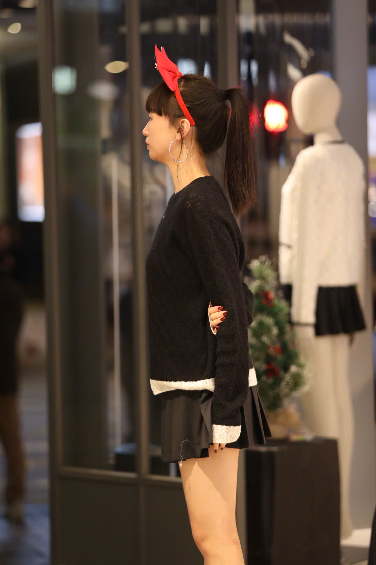  Áo đen dài tay mỏng ren viền gấu trắng 