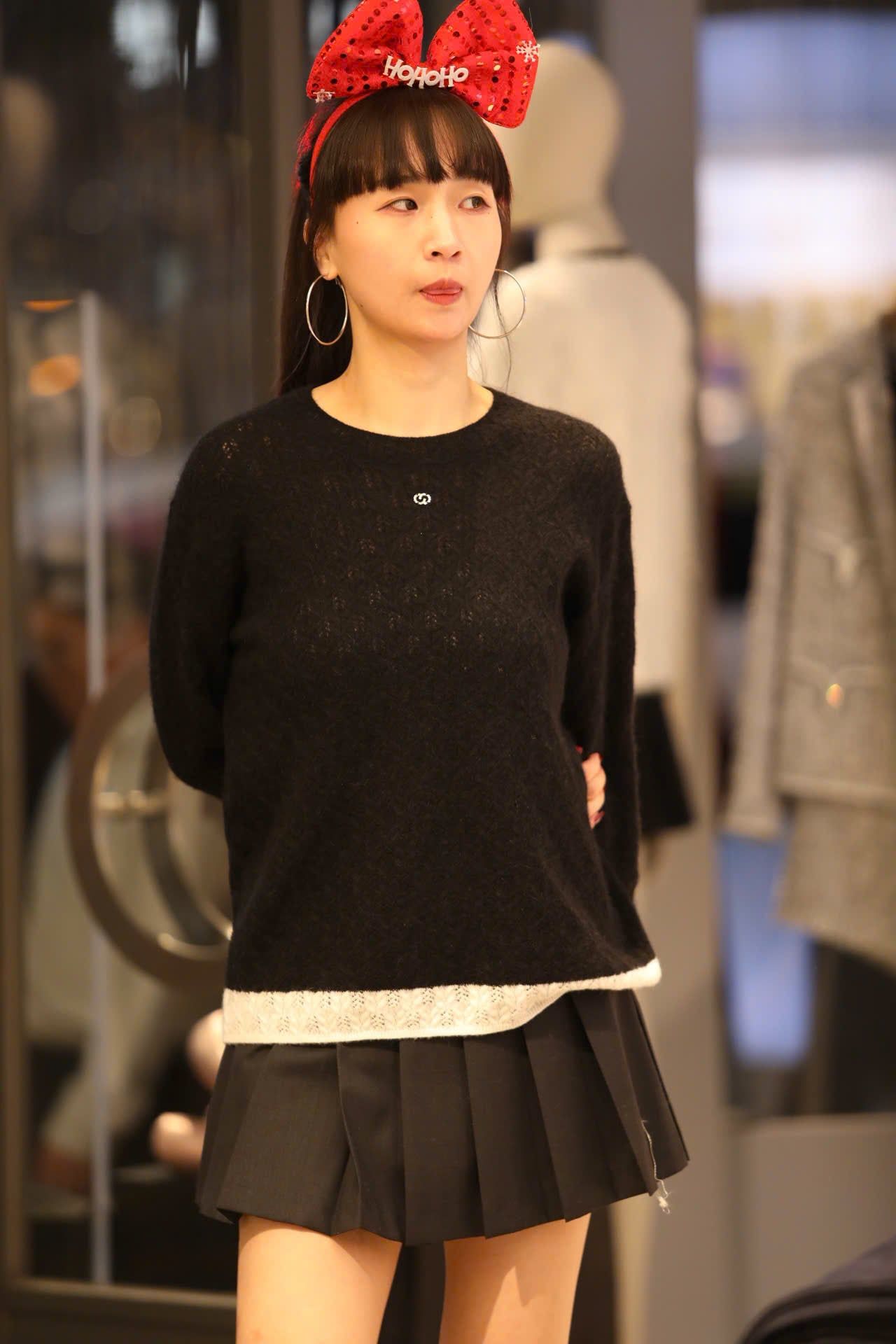  Áo đen dài tay mỏng ren viền gấu trắng 