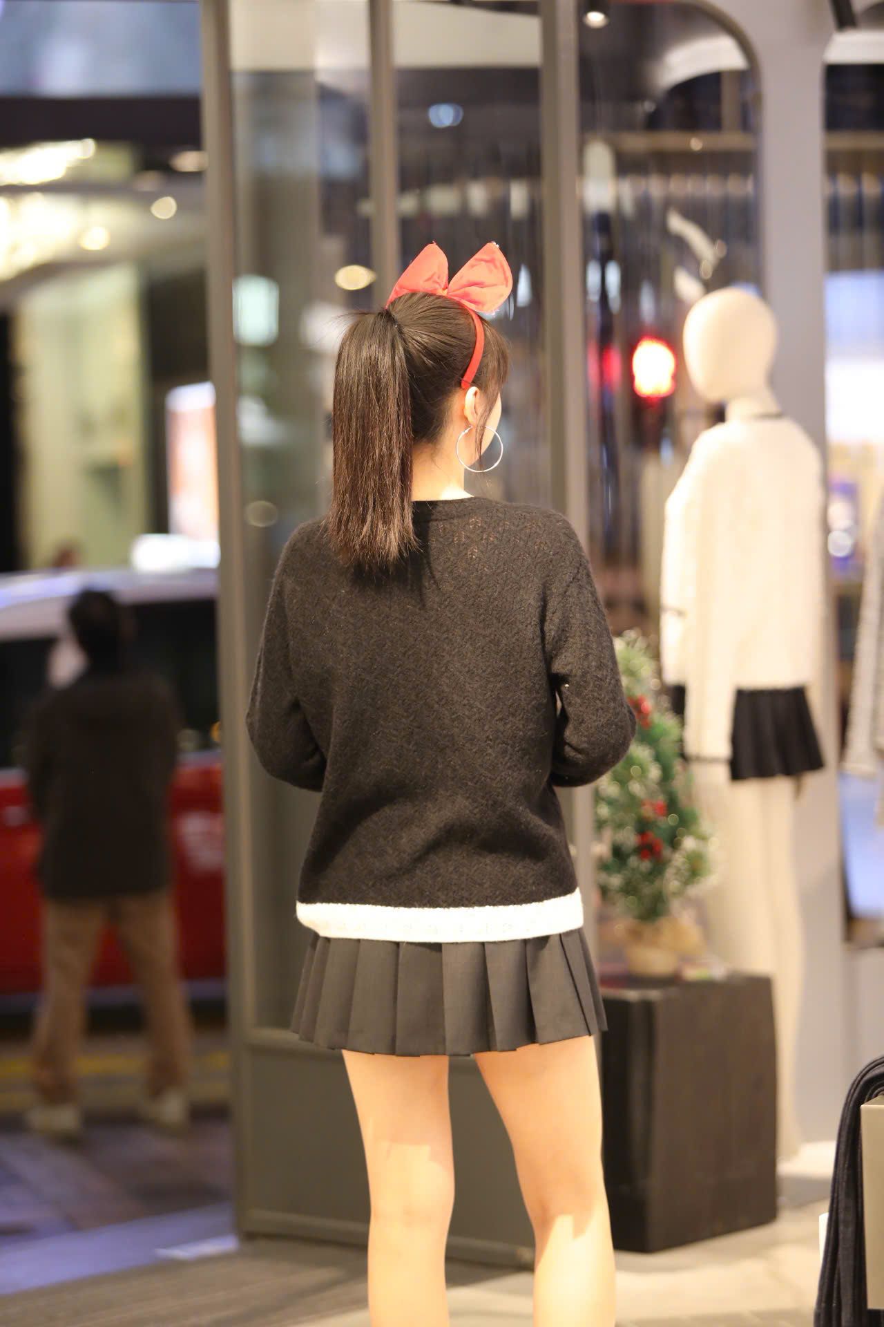  Áo đen dài tay mỏng ren viền gấu trắng 