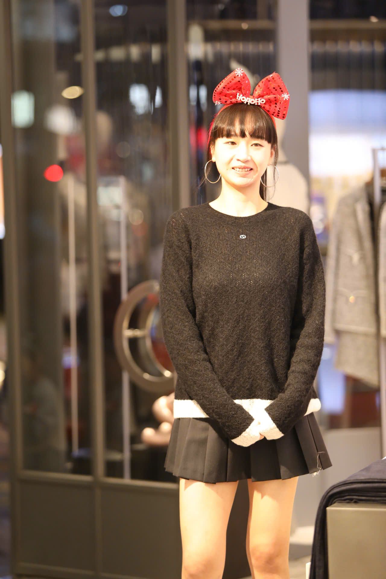  Áo đen dài tay mỏng ren viền gấu trắng 