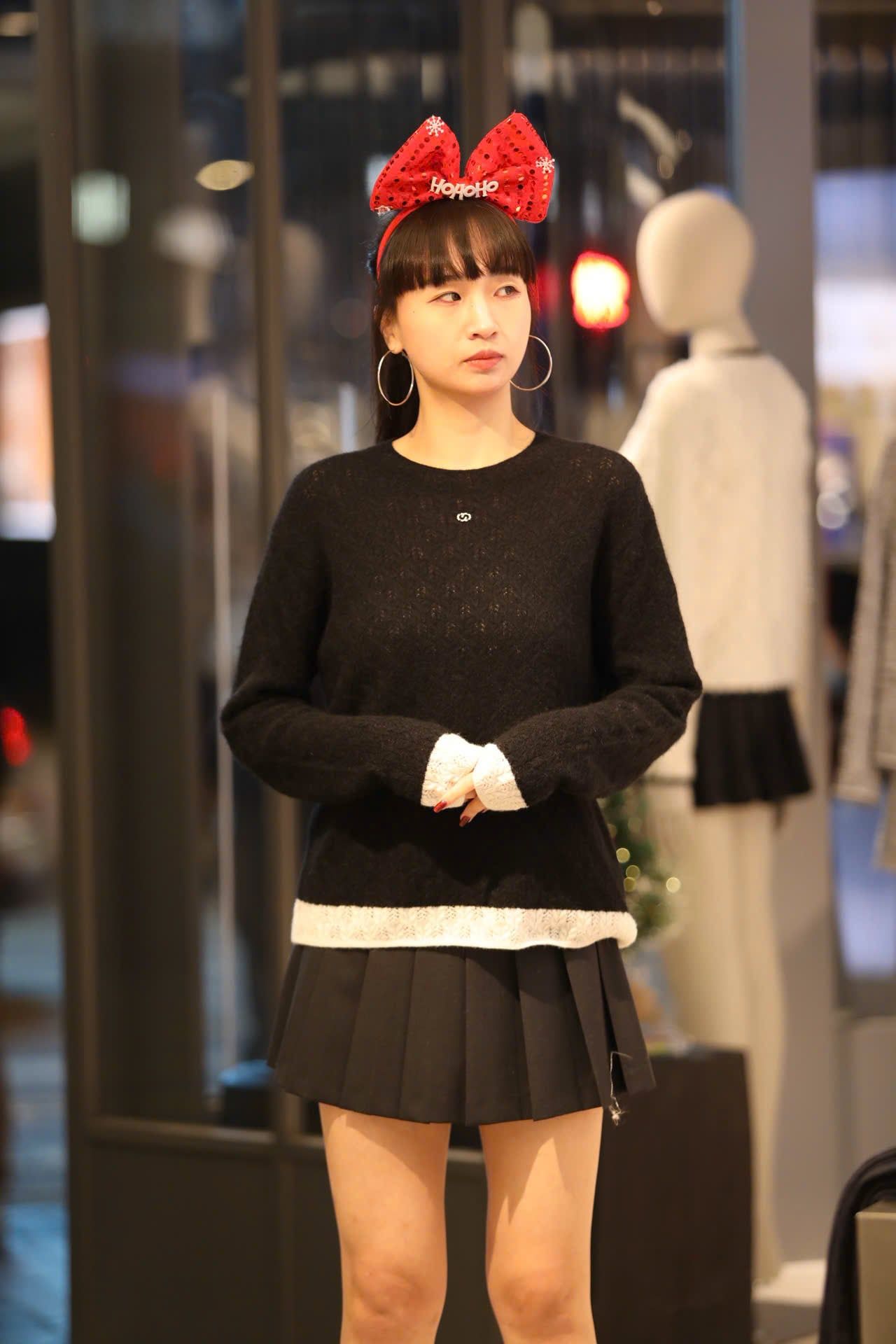  Áo đen dài tay mỏng ren viền gấu trắng 