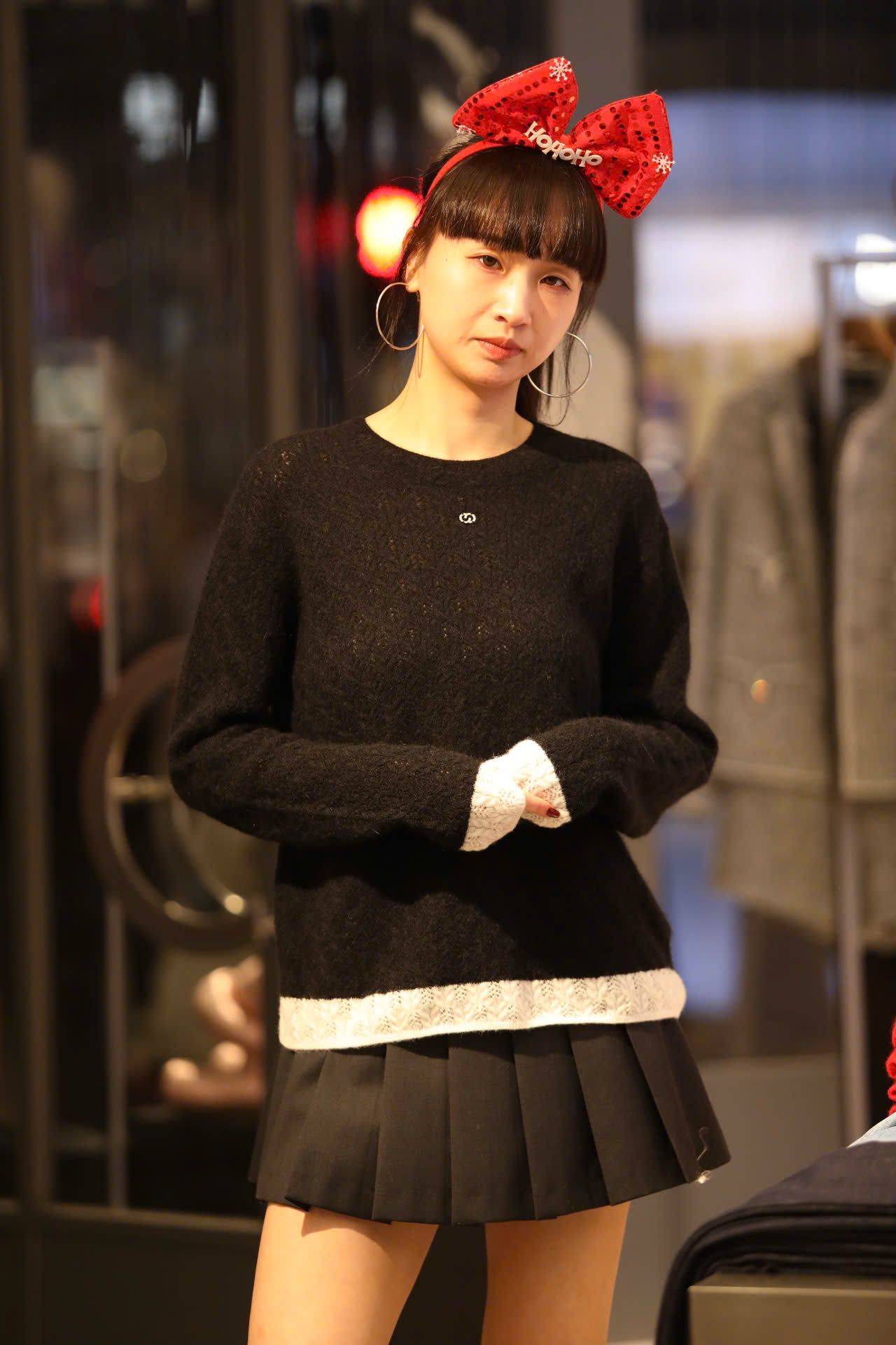  Áo đen dài tay mỏng ren viền gấu trắng 