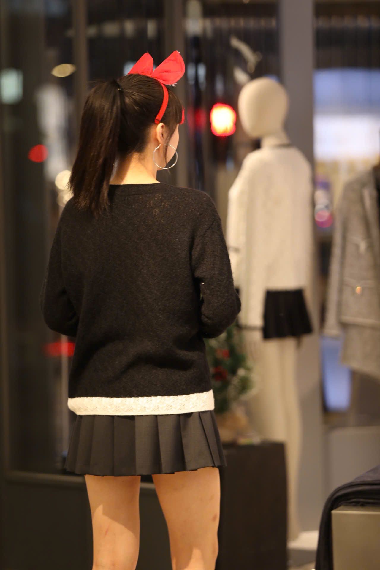  Áo đen dài tay mỏng ren viền gấu trắng 