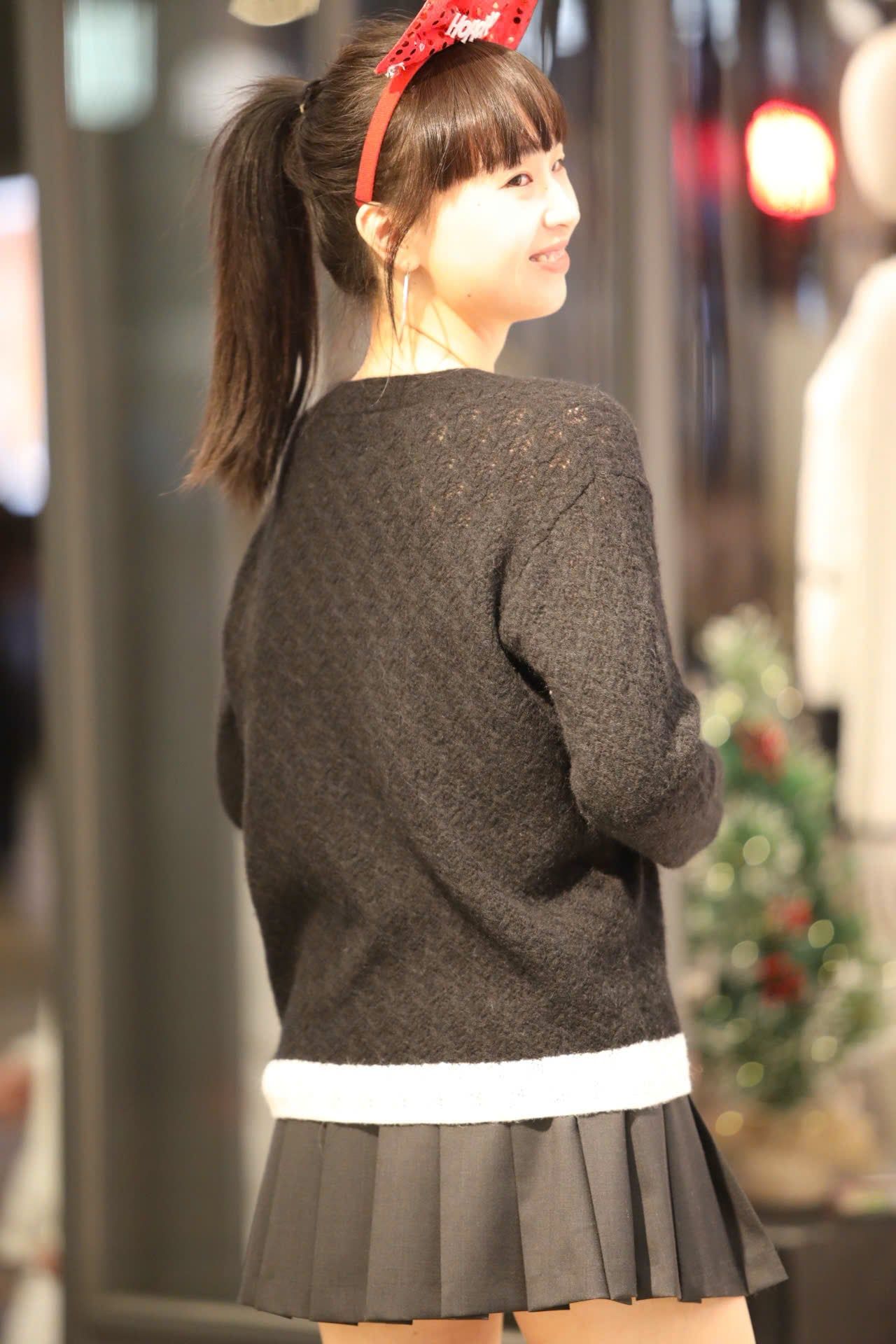  Áo đen dài tay mỏng ren viền gấu trắng 