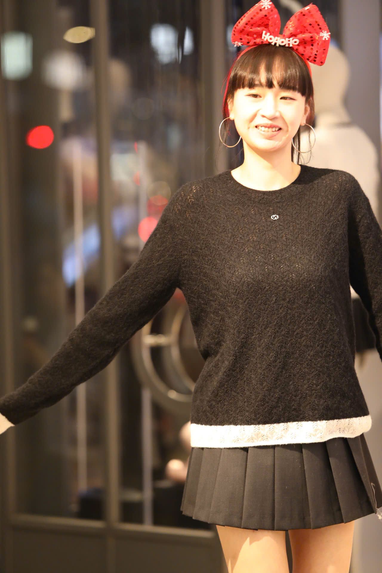  Áo đen dài tay mỏng ren viền gấu trắng 