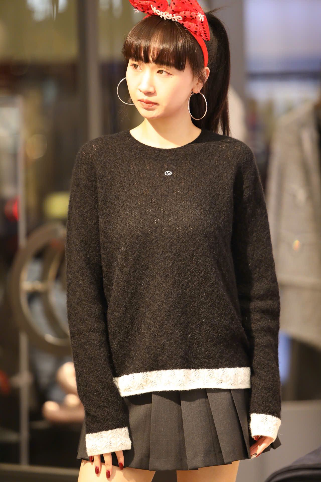  Áo đen dài tay mỏng ren viền gấu trắng 