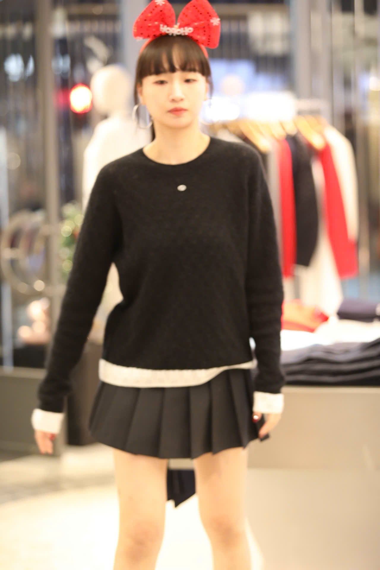  Áo đen dài tay mỏng ren viền gấu trắng 