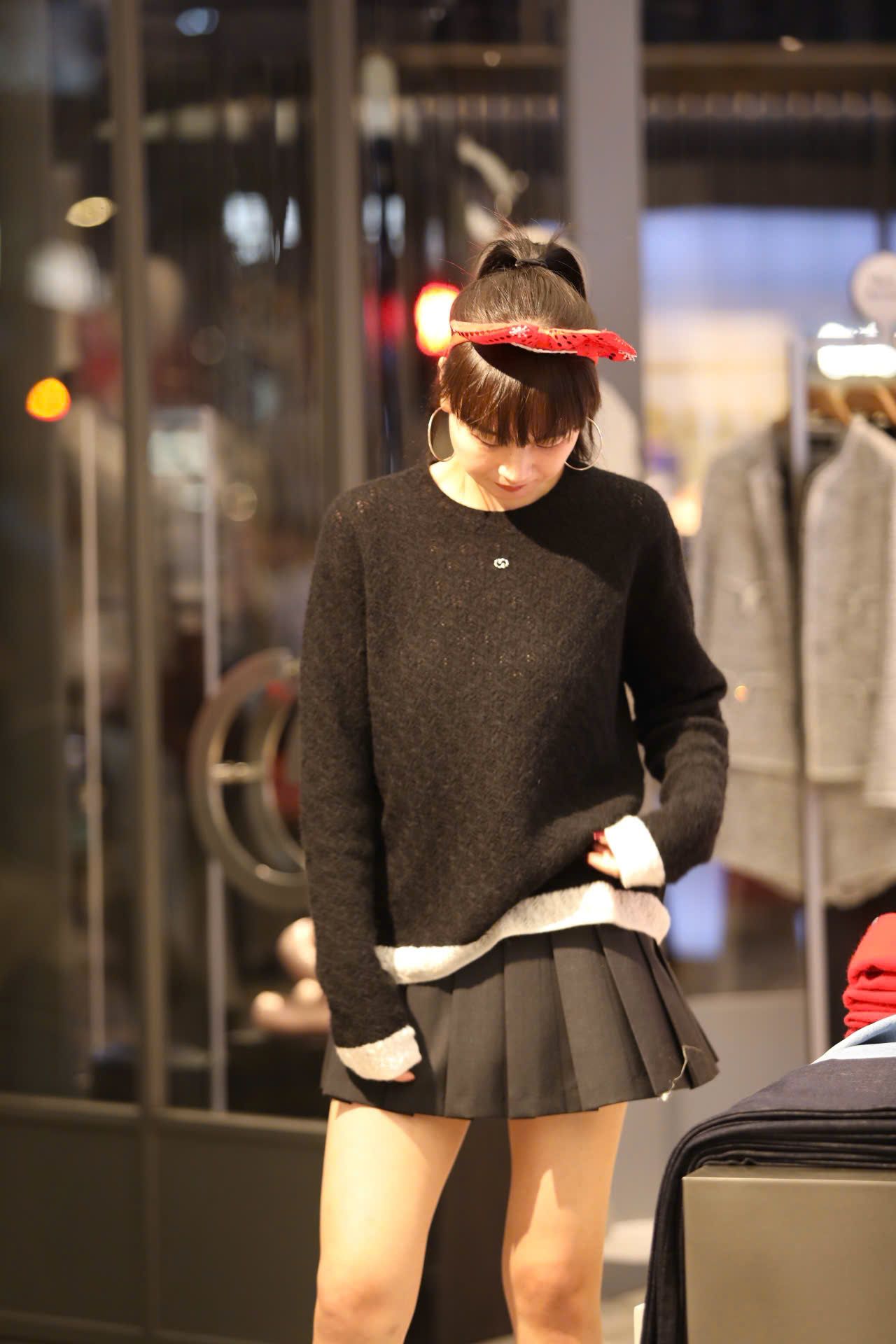  Áo đen dài tay mỏng ren viền gấu trắng 