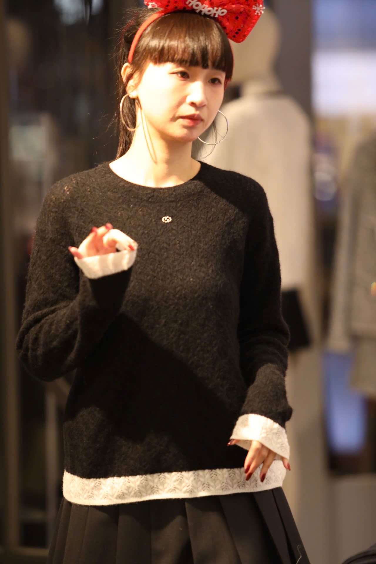  Áo đen dài tay mỏng ren viền gấu trắng 