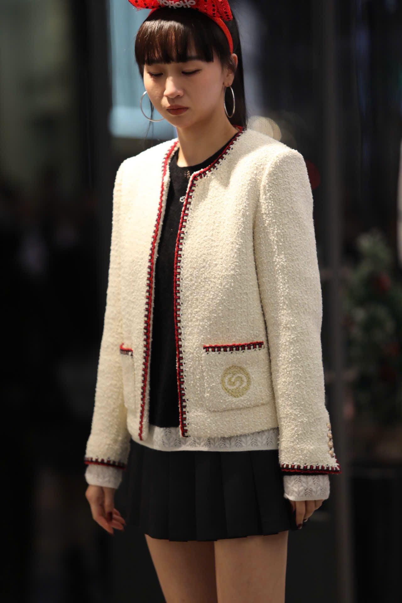  2.Áo dạ viền đỏ 