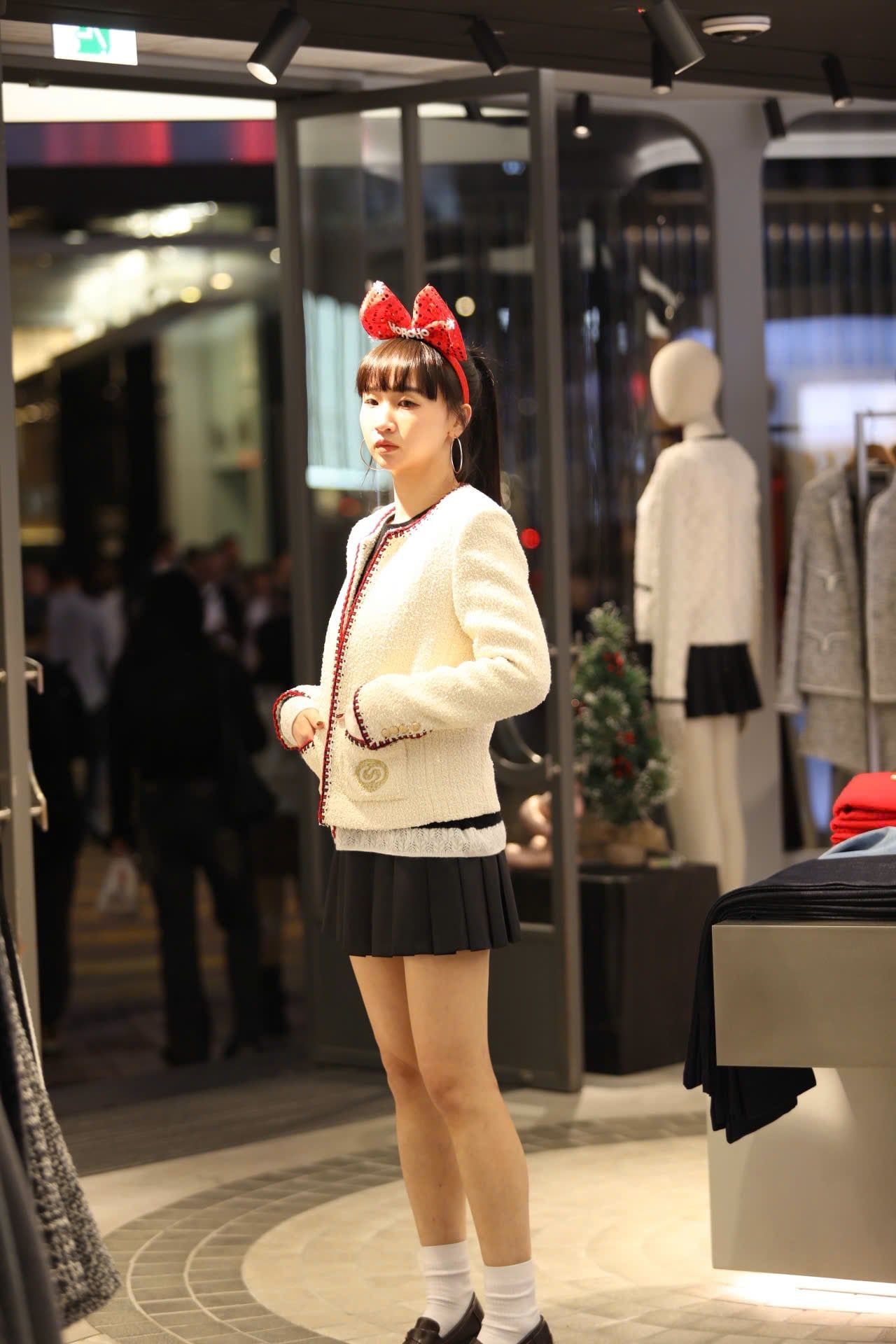  2.Áo dạ viền đỏ 