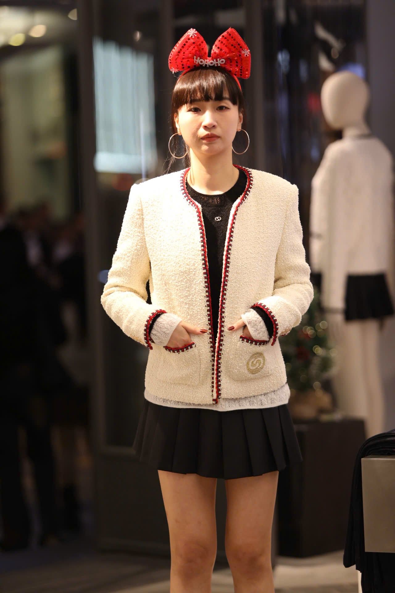  2.Áo dạ viền đỏ 