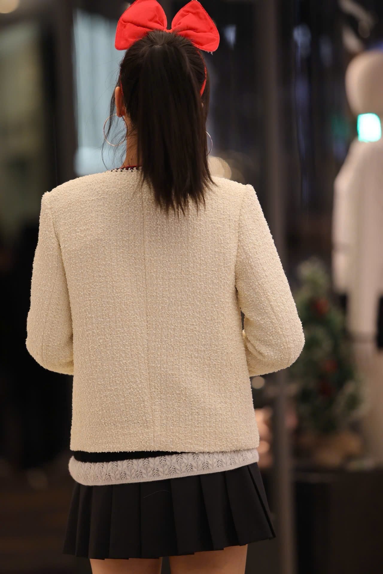  2.Áo dạ viền đỏ 