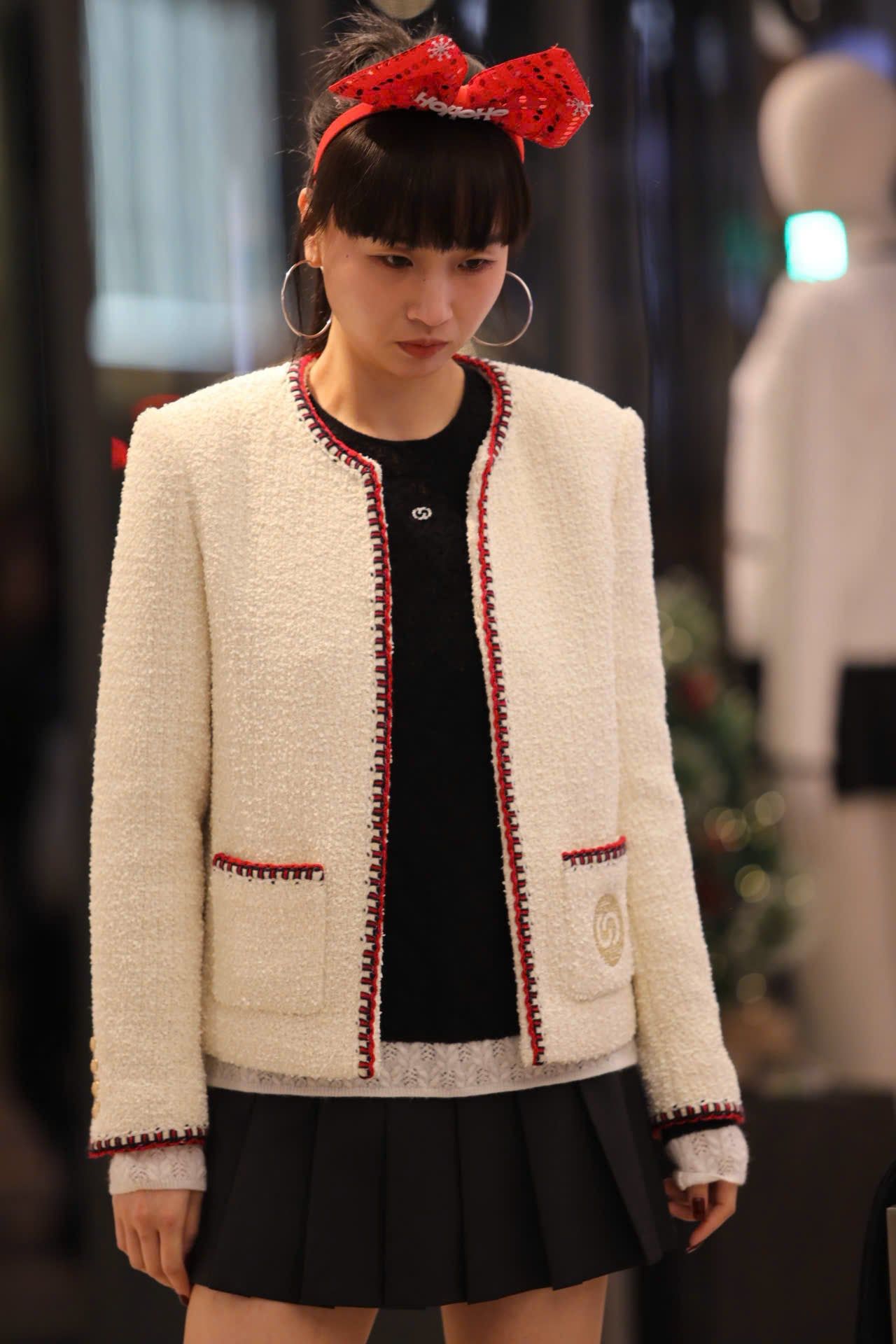  2.Áo dạ viền đỏ 