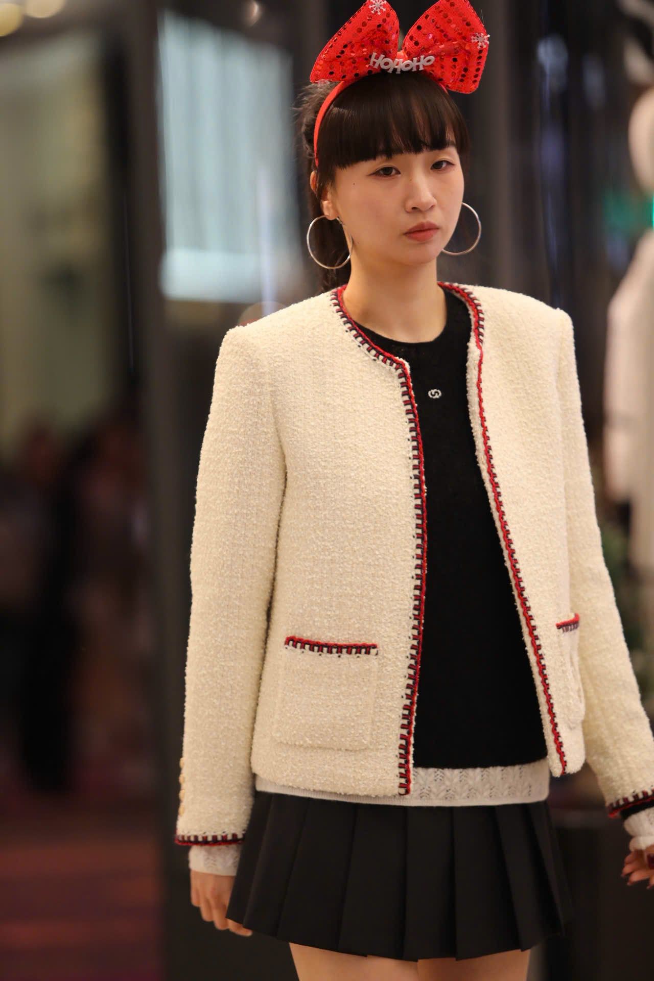  2.Áo dạ viền đỏ 