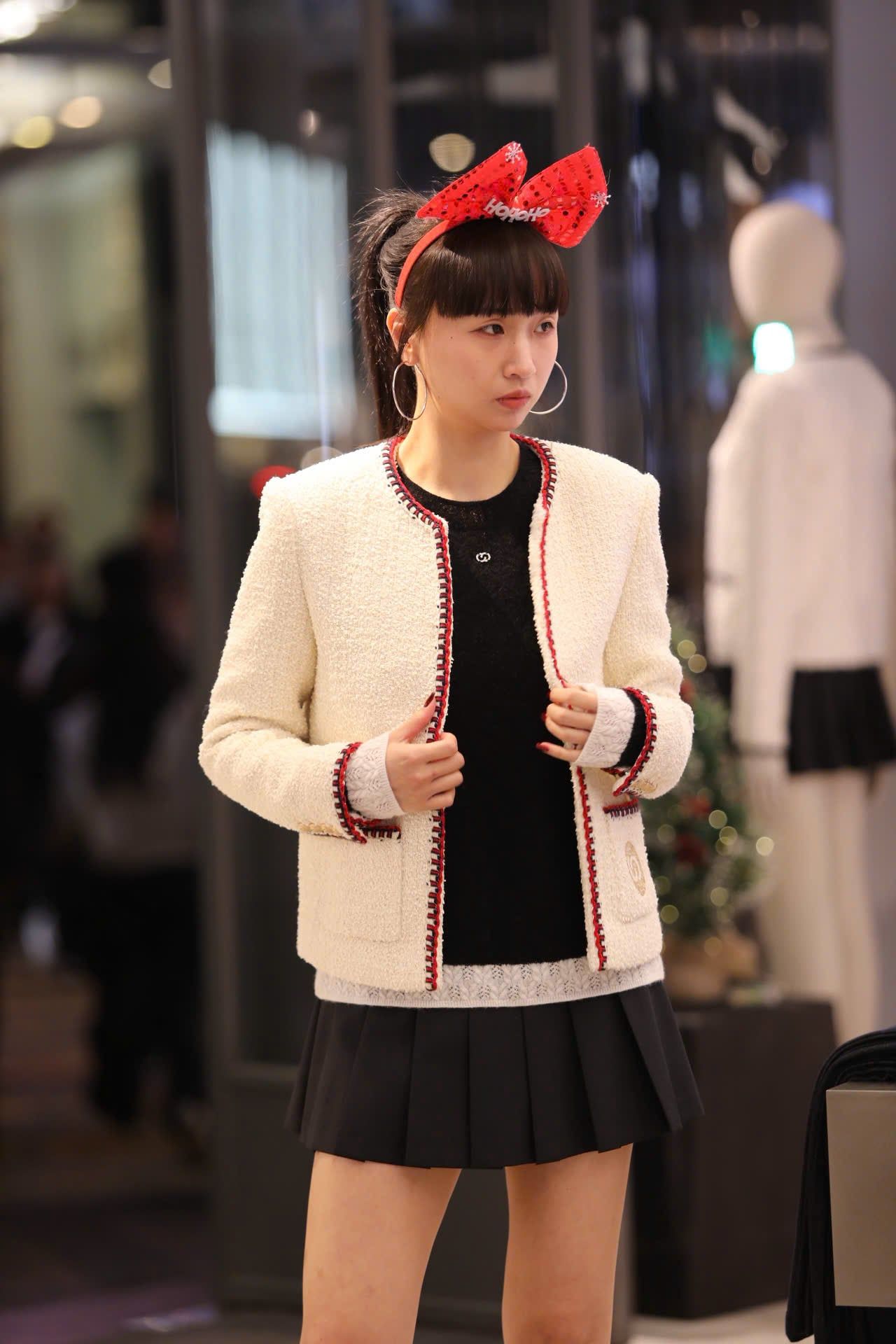  2.Áo dạ viền đỏ 