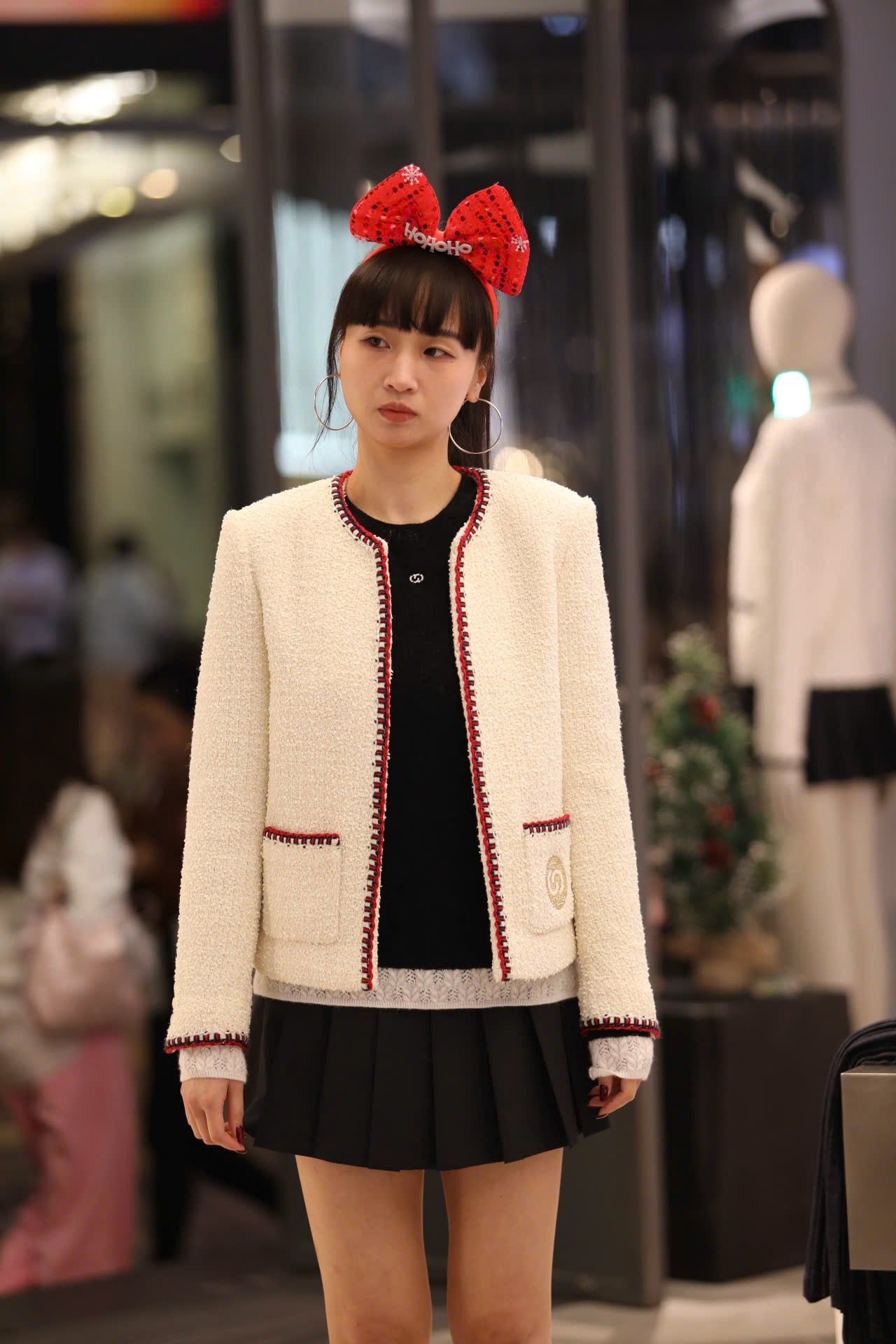  2.Áo dạ viền đỏ 