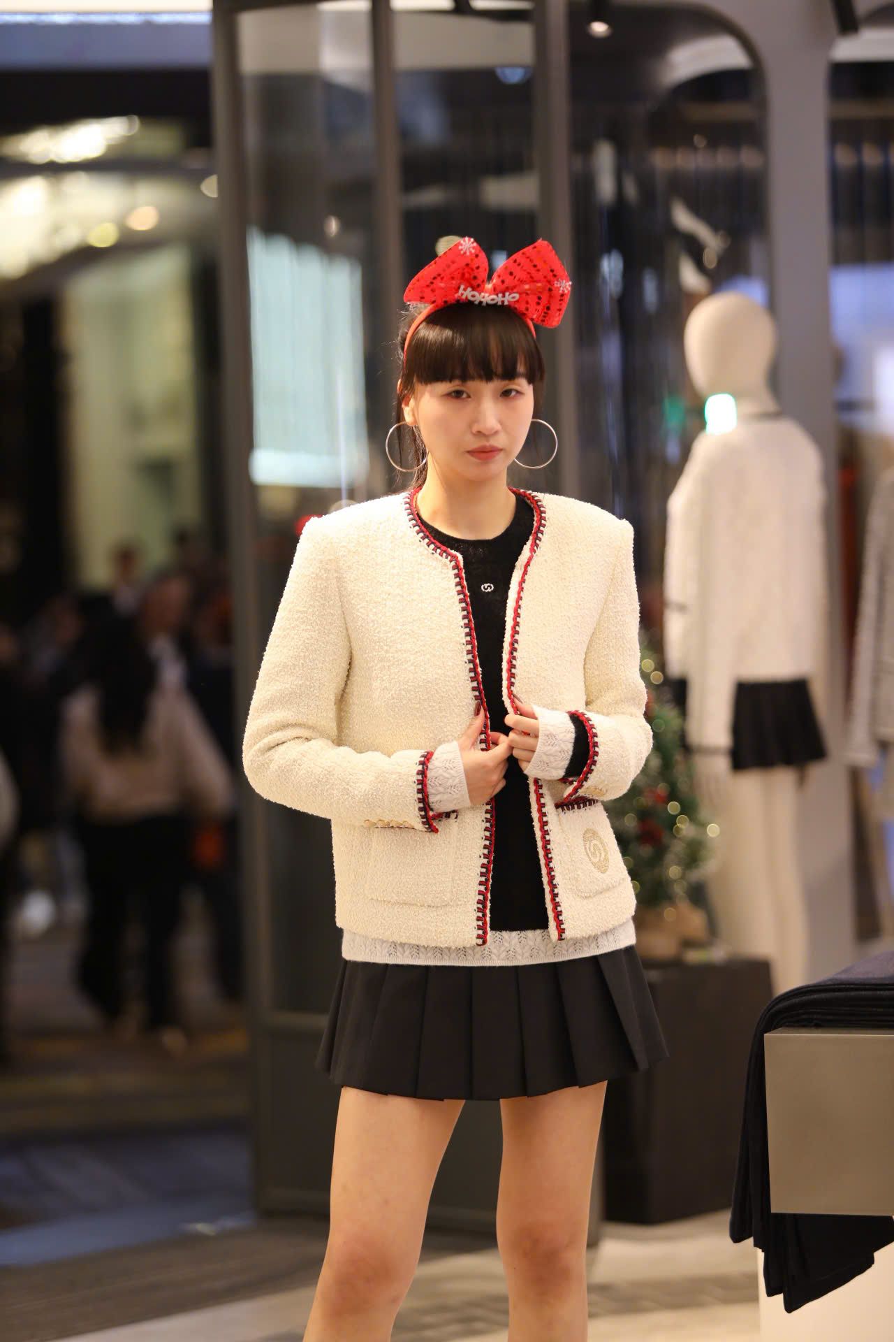  2.Áo dạ viền đỏ 