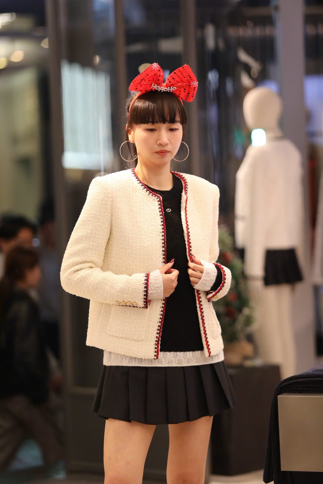  2.Áo dạ viền đỏ 