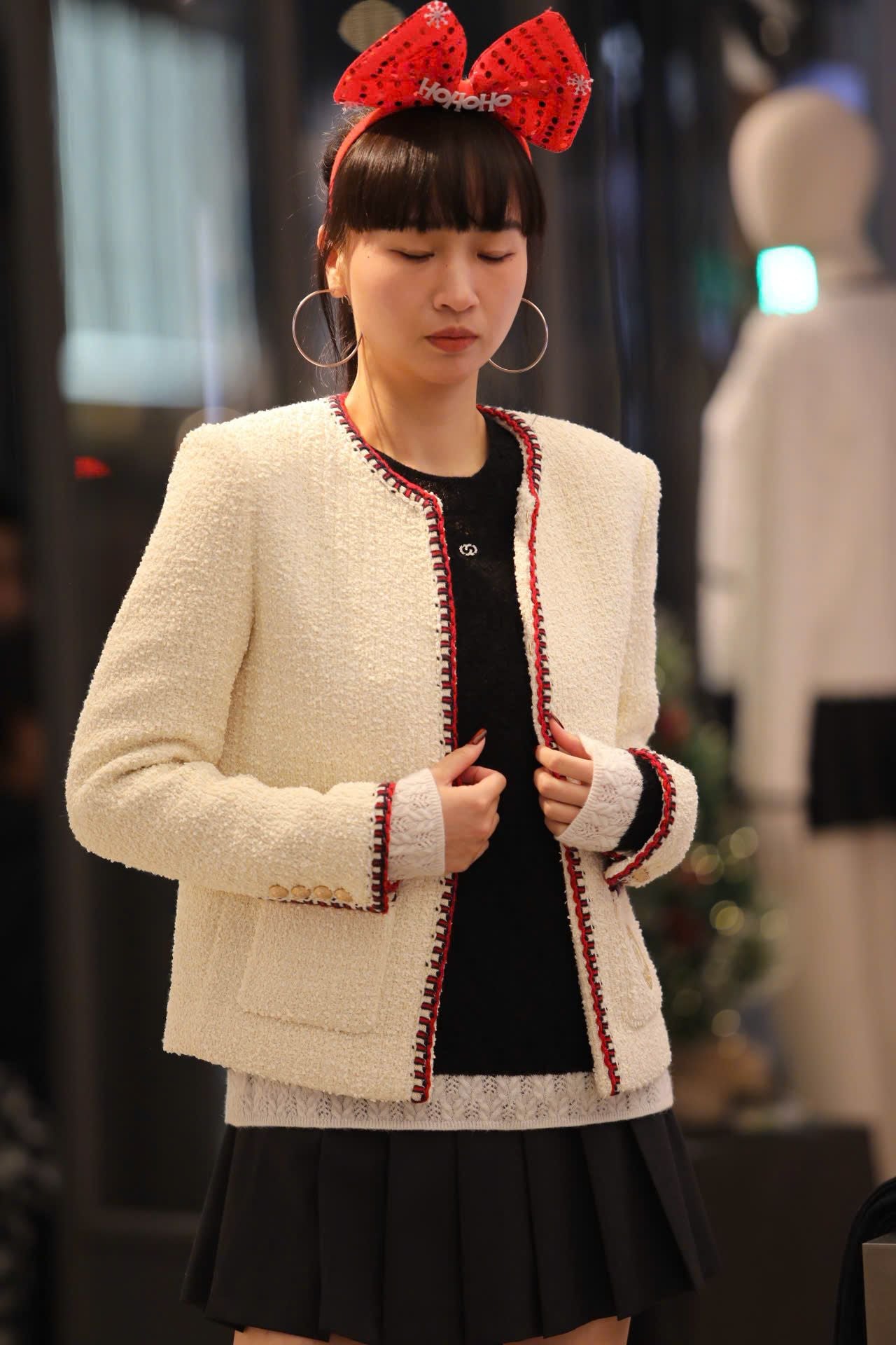  2.Áo dạ viền đỏ 