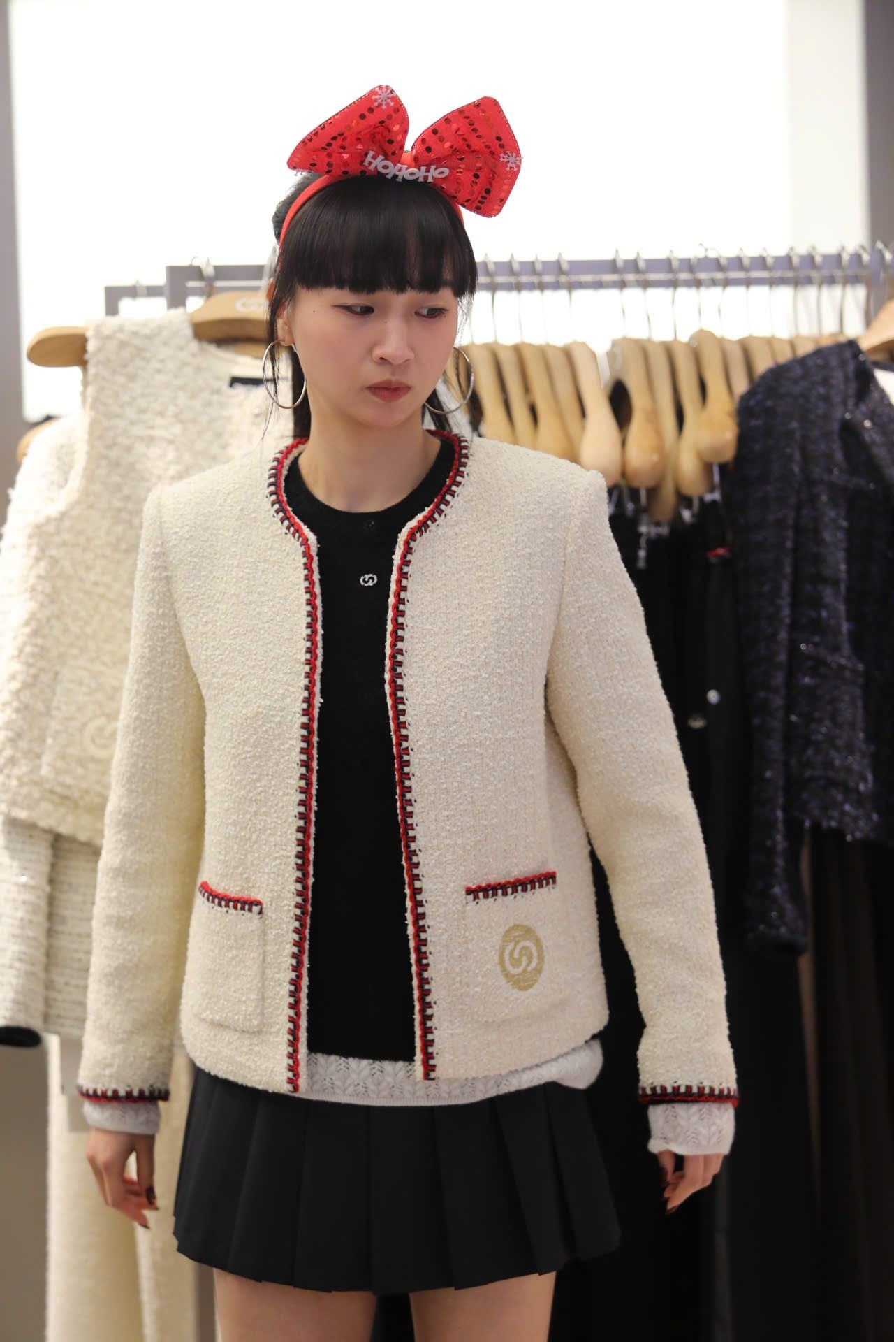  2.Áo dạ viền đỏ 