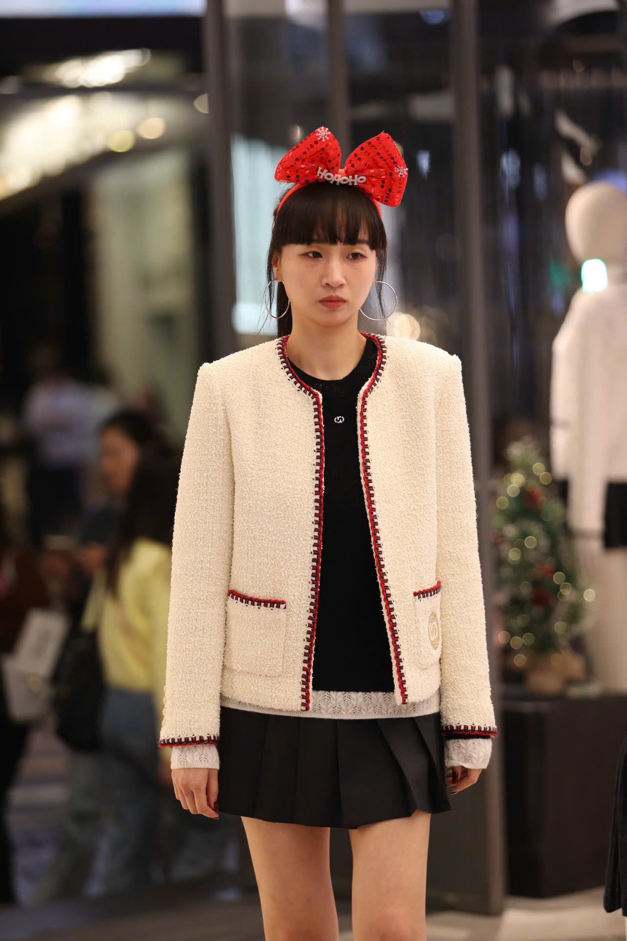  2.Áo dạ viền đỏ 