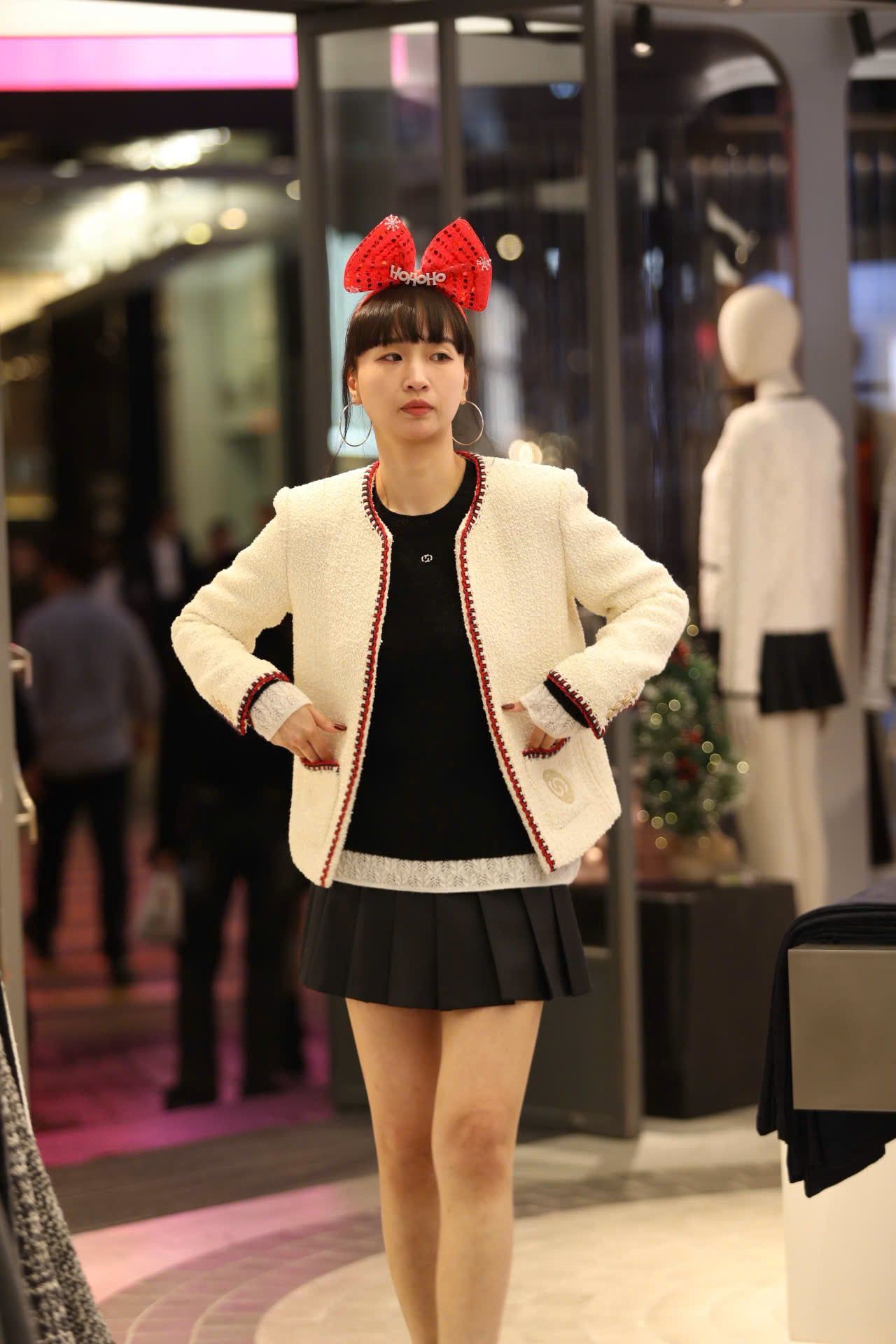  2.Áo dạ viền đỏ 