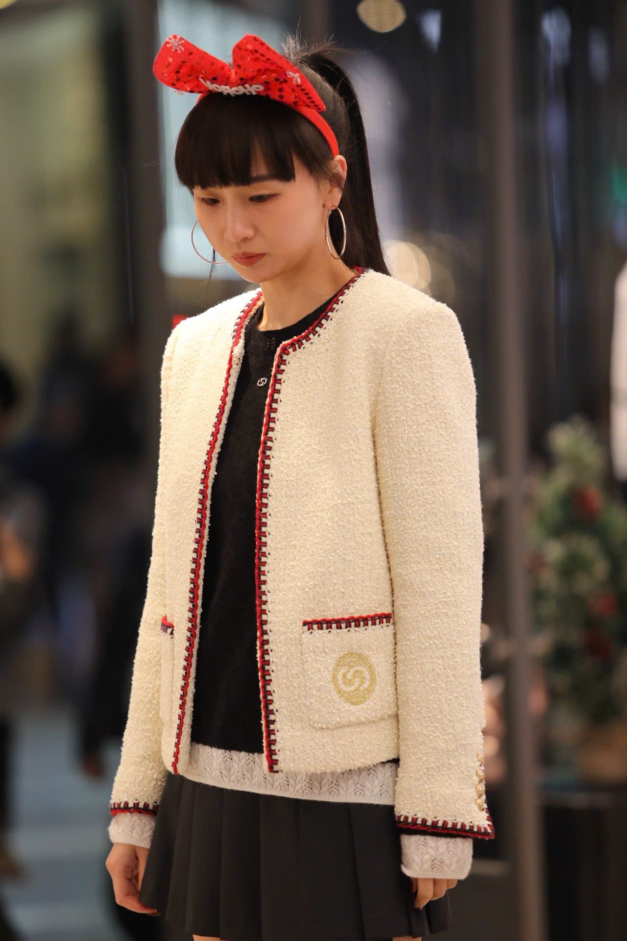  2.Áo dạ viền đỏ 