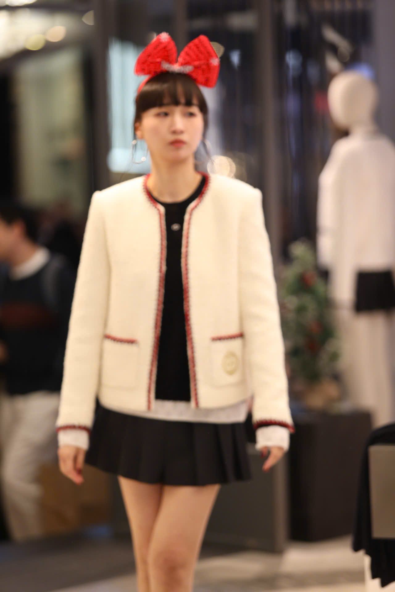  2.Áo dạ viền đỏ 